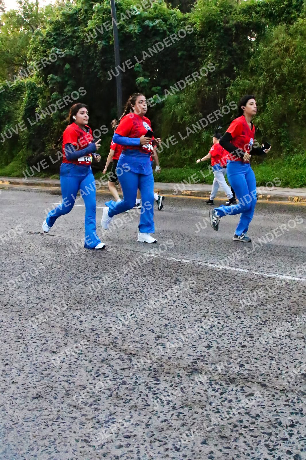 Foto de la CARRERA BIMBO GLOBAL RACE GUADALAJARA en Centro Comercial Andares, Blvd. Puerta de Hierro 4965, Zapopan a las 07:07 · dorsal 7572, 17576