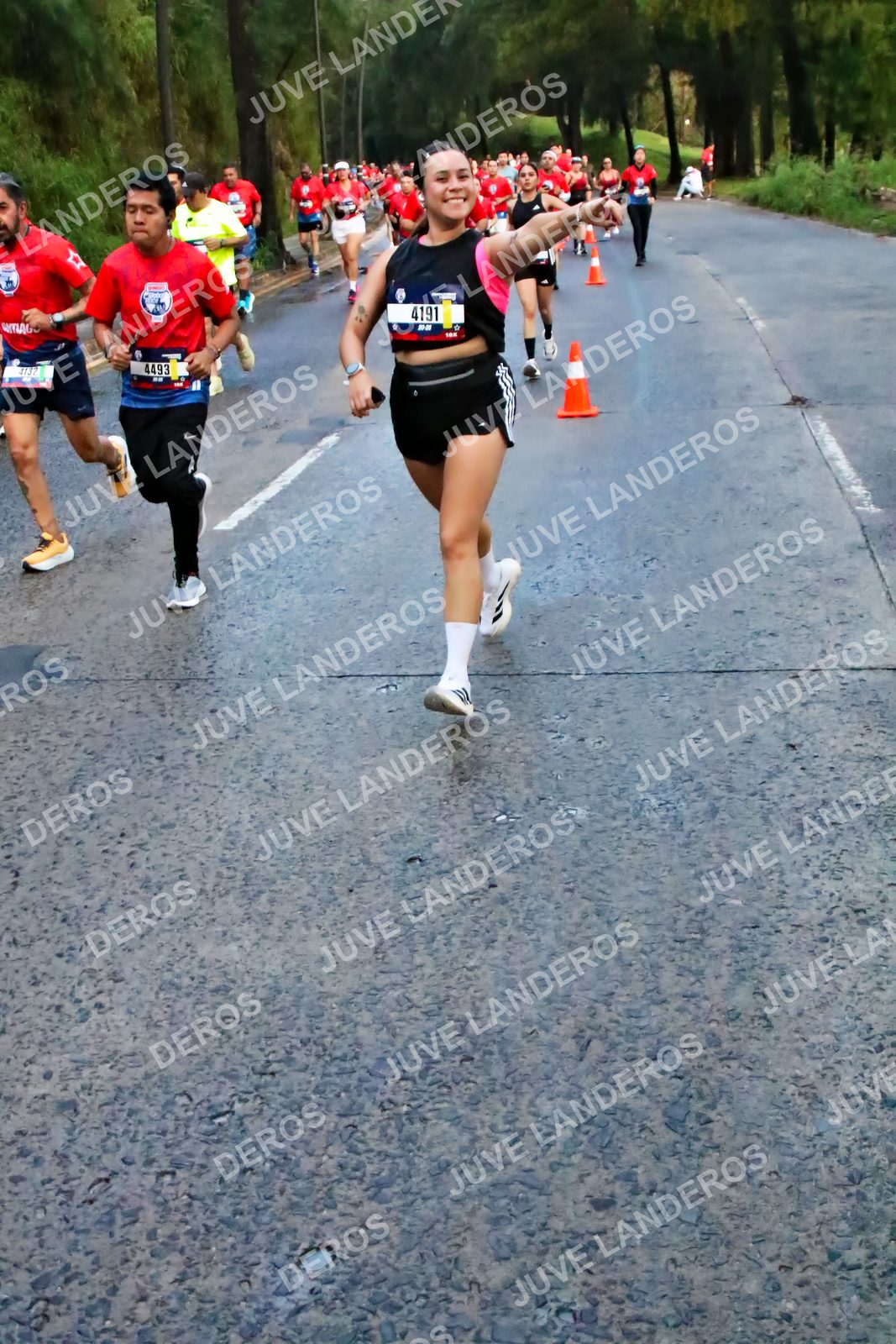 Foto de la CARRERA BIMBO GLOBAL RACE GUADALAJARA en Centro Comercial Andares, Blvd. Puerta de Hierro 4965, Zapopan a las 04:49 · dorsal 4191, 4493, 4132