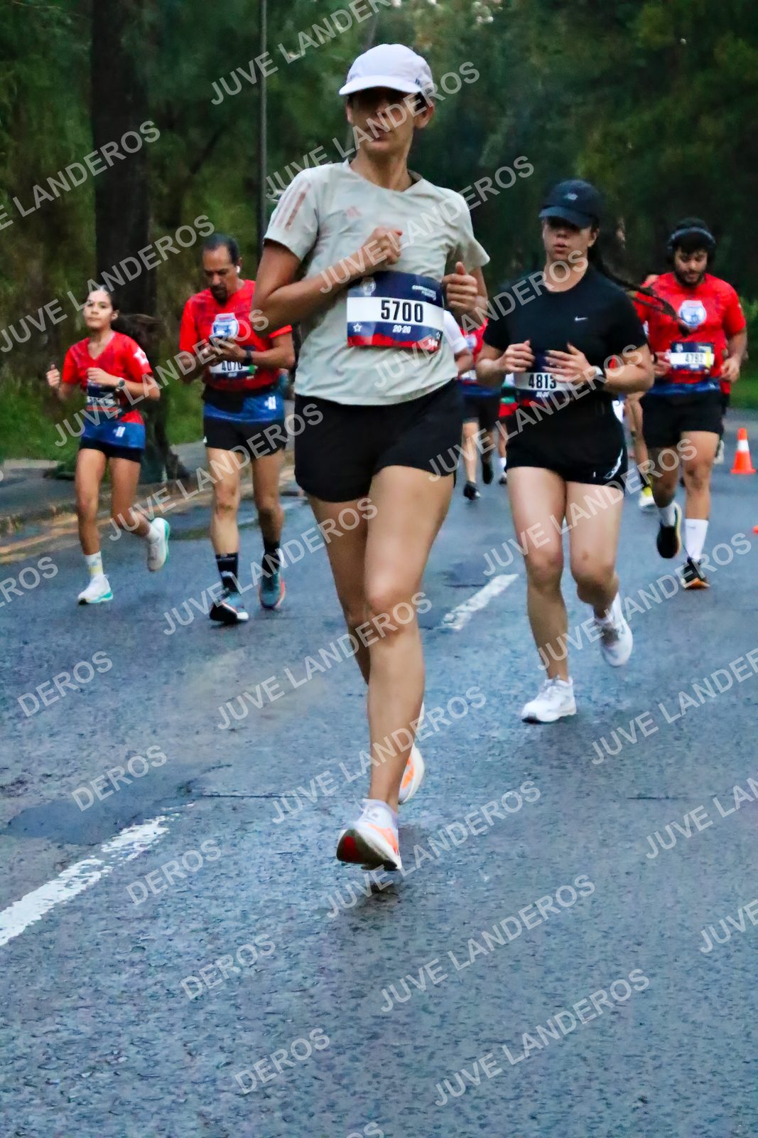 Foto de la CARRERA BIMBO GLOBAL RACE GUADALAJARA en Centro Comercial Andares, Blvd. Puerta de Hierro 4965, Zapopan a las 06:39 · dorsal 5700, 4813, 4070