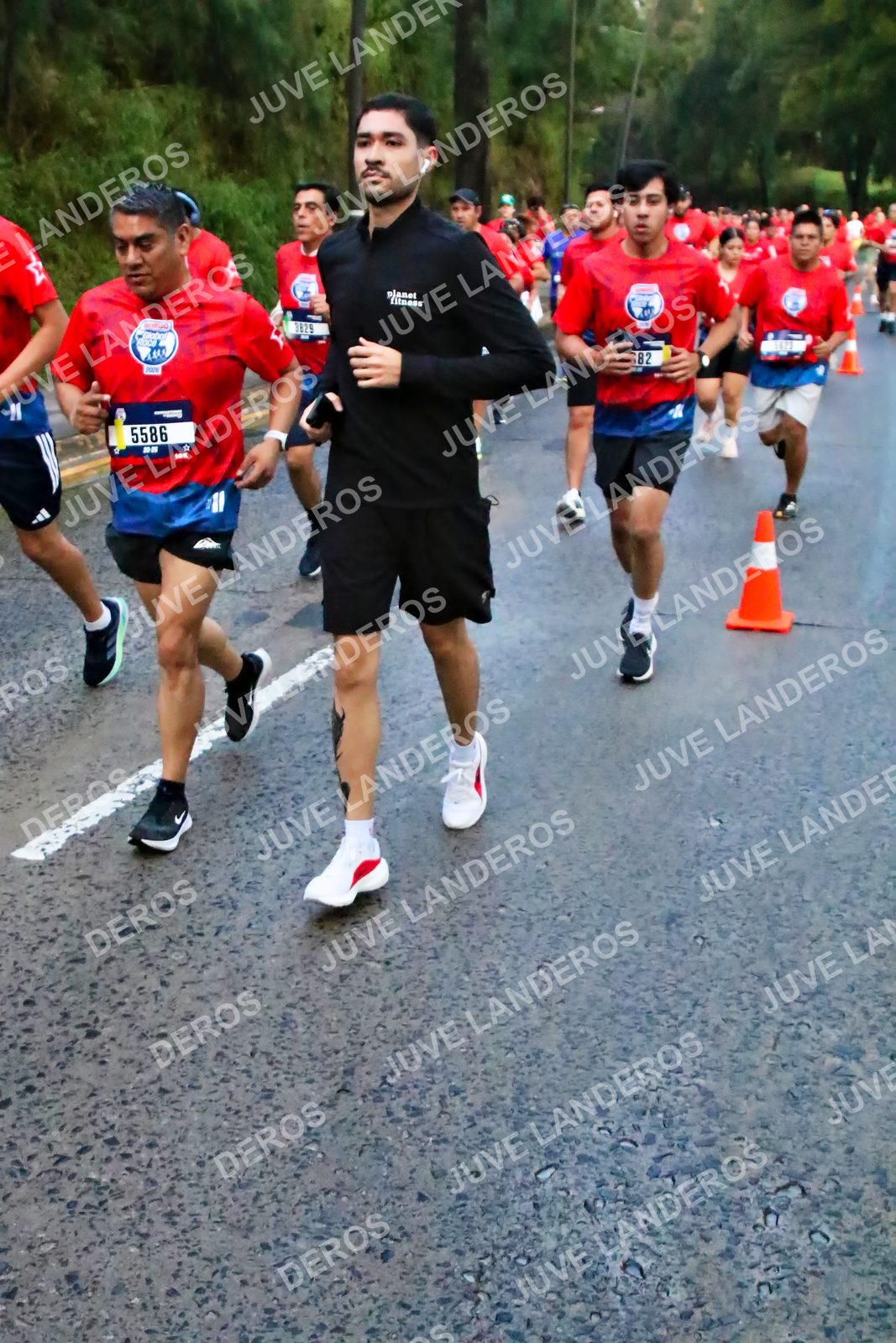 Foto de la CARRERA BIMBO GLOBAL RACE GUADALAJARA en Centro Comercial Andares, Blvd. Puerta de Hierro 4965, Zapopan a las 04:48 · dorsal 5586, 82