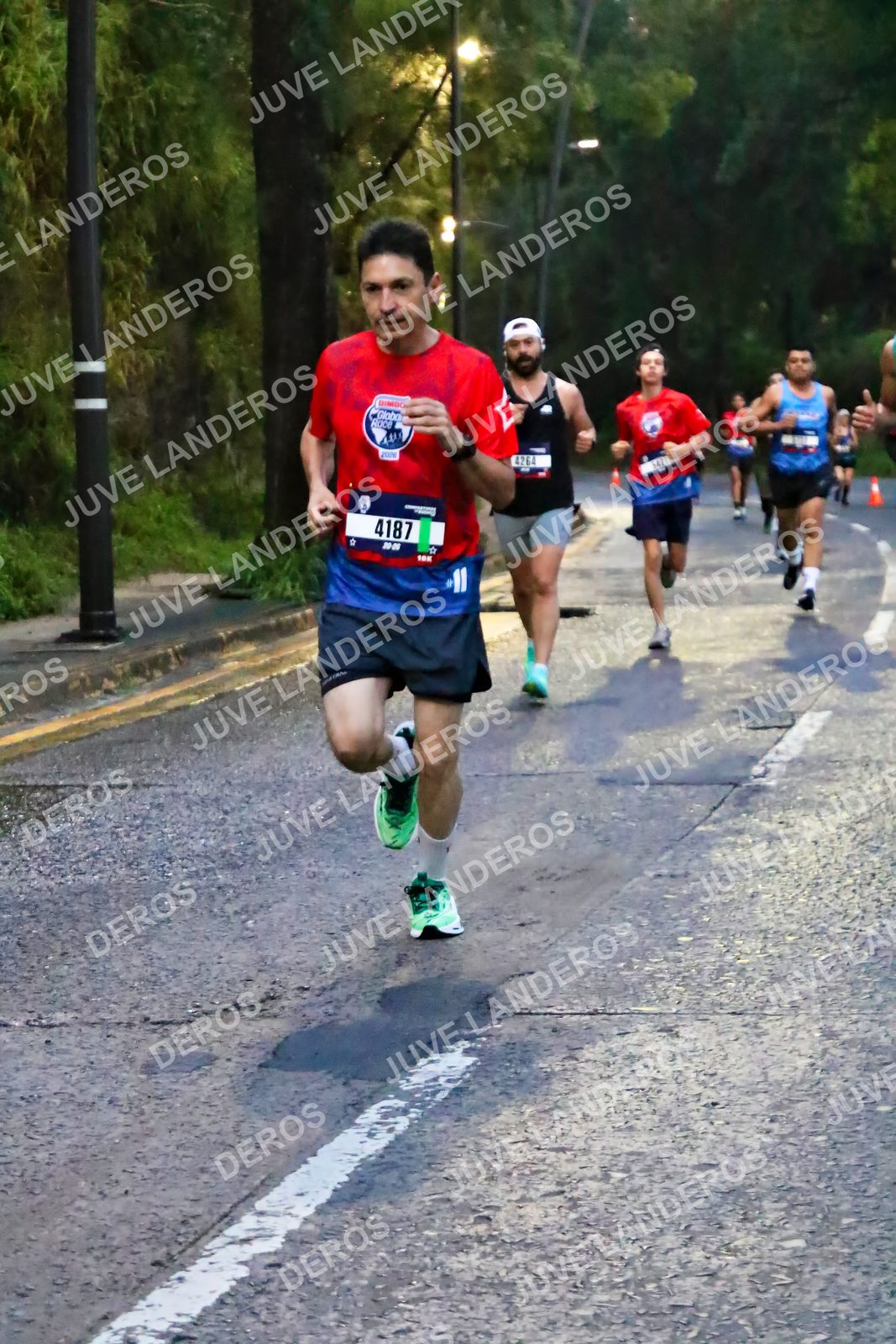 Foto de la CARRERA BIMBO GLOBAL RACE GUADALAJARA en Centro Comercial Andares, Blvd. Puerta de Hierro 4965, Zapopan a las 06:37 · dorsal 4187, 4264