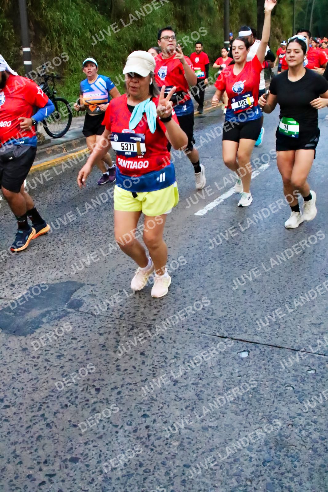 Foto de la CARRERA BIMBO GLOBAL RACE GUADALAJARA en Centro Comercial Andares, Blvd. Puerta de Hierro 4965, Zapopan a las 04:50 · dorsal 5371, 4162, 24
