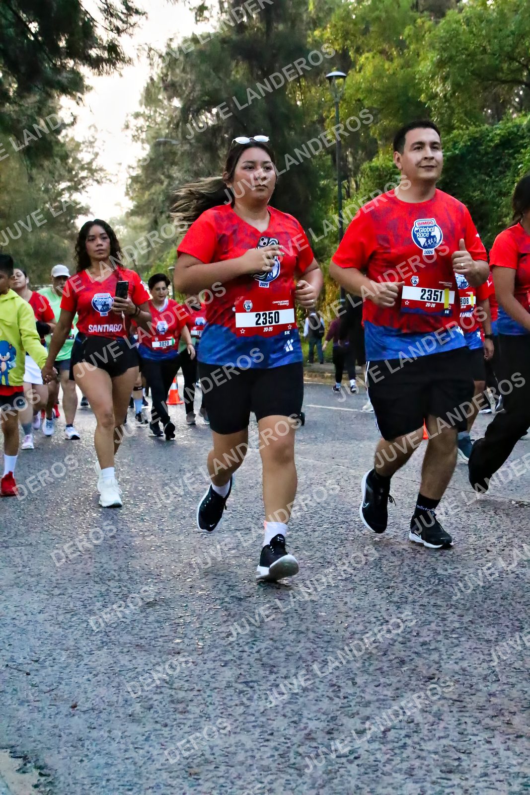 Foto de la CARRERA BIMBO GLOBAL RACE GUADALAJARA en Centro Comercial Andares, Blvd. Puerta de Hierro 4965, Zapopan a las 07:05 · dorsal 2350, 2351