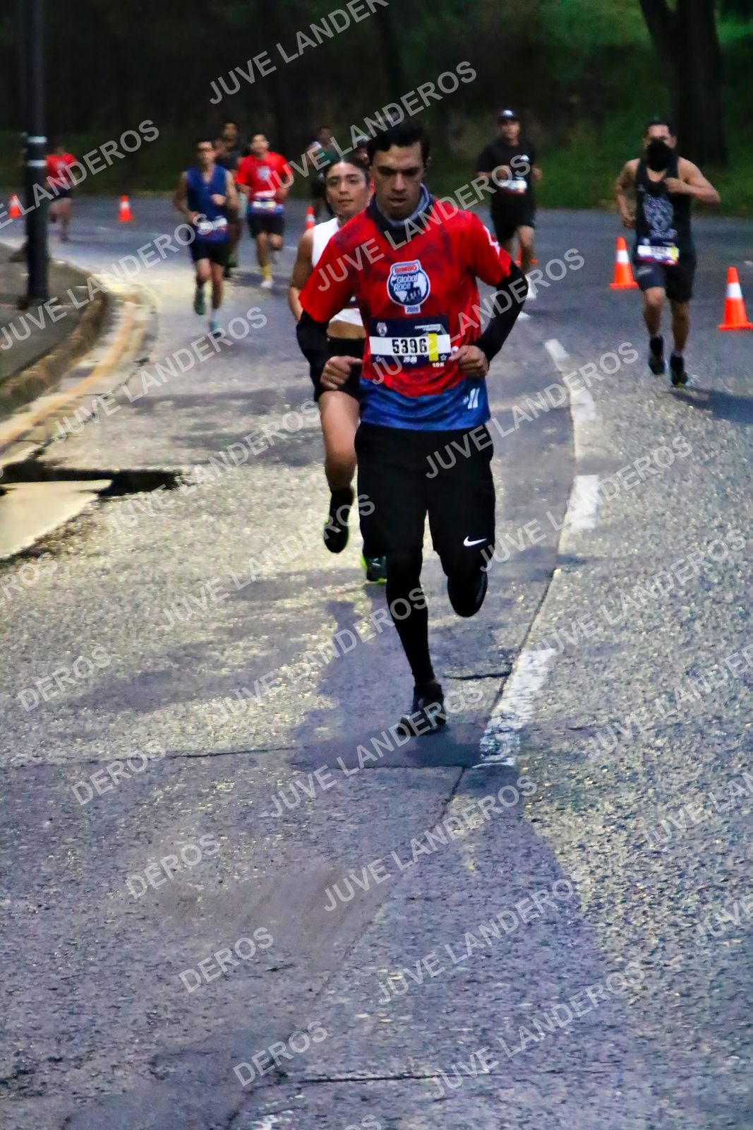Foto de la CARRERA BIMBO GLOBAL RACE GUADALAJARA en Centro Comercial Andares, Blvd. Puerta de Hierro 4965, Zapopan a las 06:36 · dorsal 5396