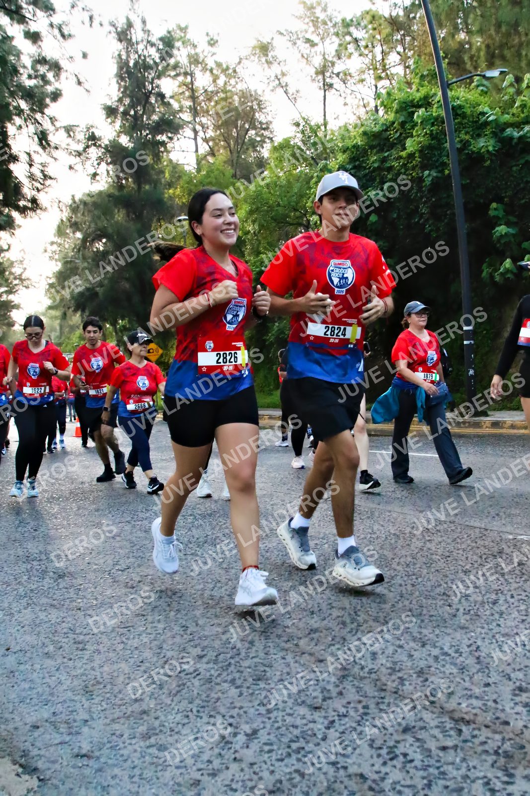 Foto de la CARRERA BIMBO GLOBAL RACE GUADALAJARA en Centro Comercial Andares, Blvd. Puerta de Hierro 4965, Zapopan a las 07:04 · dorsal 2826, 2824, 1622, 2666