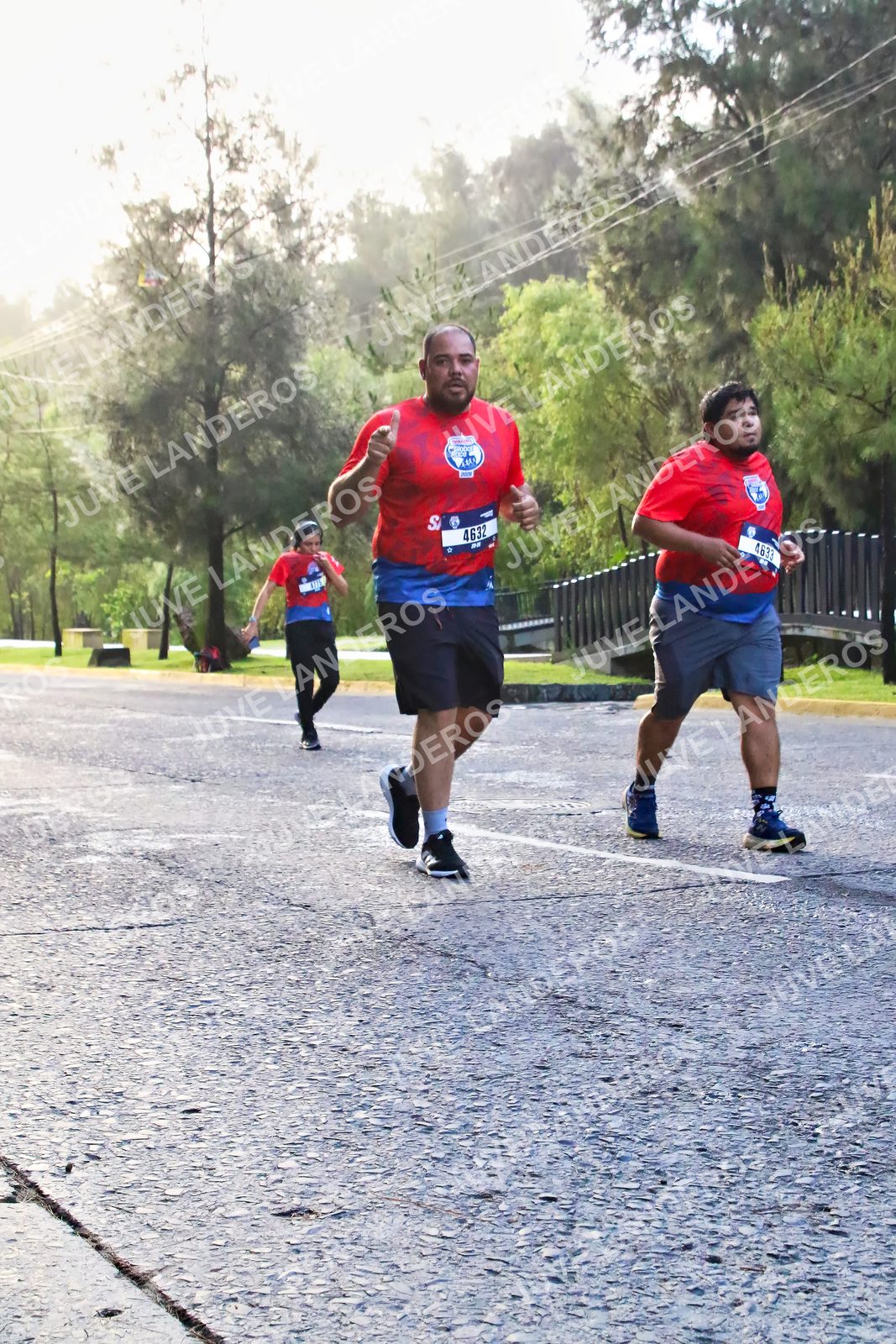 Foto de la CARRERA BIMBO GLOBAL RACE GUADALAJARA en Centro Comercial Andares, Blvd. Puerta de Hierro 4965, Zapopan a las 07:40 · dorsal 4632, 4633