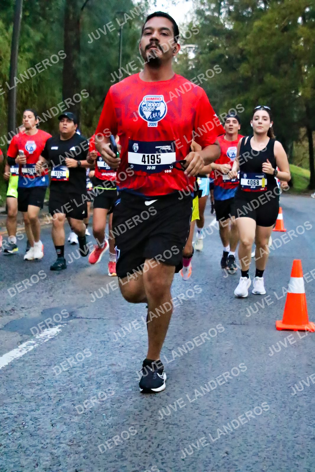 Foto de la CARRERA BIMBO GLOBAL RACE GUADALAJARA en Centro Comercial Andares, Blvd. Puerta de Hierro 4965, Zapopan a las 06:41 · dorsal 4195, 4068, 4052