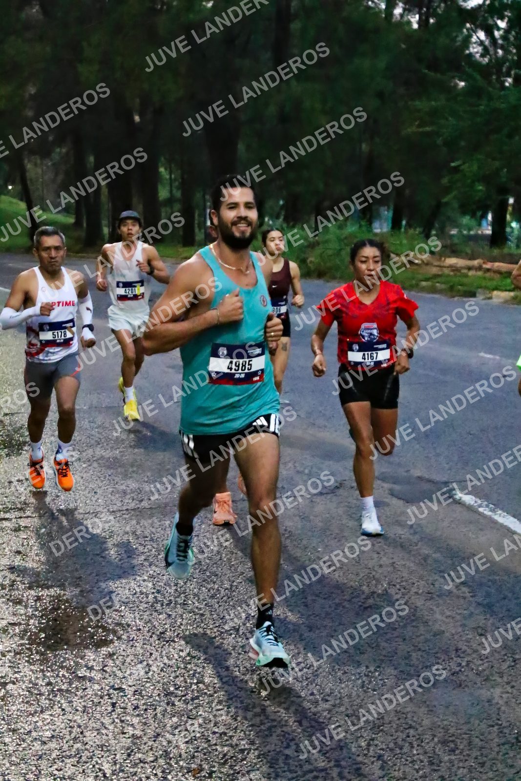 Foto de la CARRERA BIMBO GLOBAL RACE GUADALAJARA en Centro Comercial Andares, Blvd. Puerta de Hierro 4965, Zapopan a las 06:35 · dorsal 4985, 4167, 5178, 4201