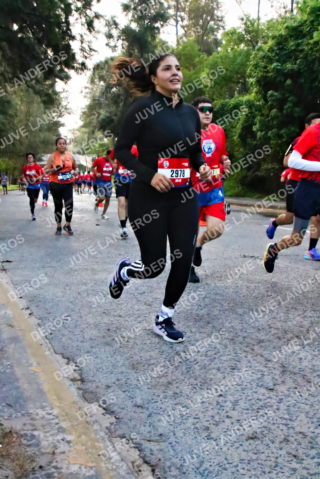 Foto de la CARRERA BIMBO GLOBAL RACE GUADALAJARA en Centro Comercial Andares, Blvd. Puerta de Hierro 4965, Zapopan a las 04:58 · dorsal 2978, 516
