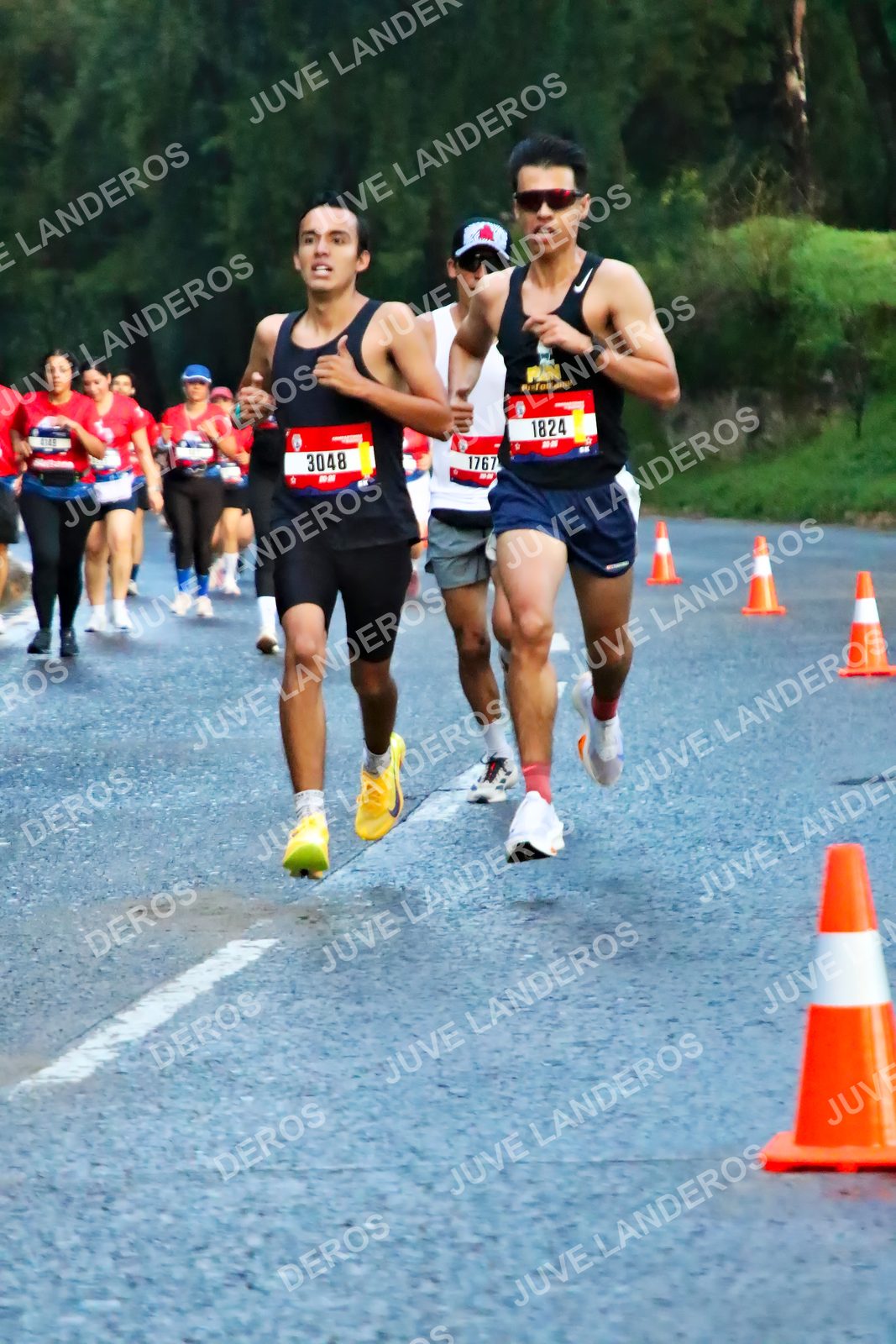 Foto de la CARRERA BIMBO GLOBAL RACE GUADALAJARA en Centro Comercial Andares, Blvd. Puerta de Hierro 4965, Zapopan a las 04:52 · dorsal 1767, 1824, 3048