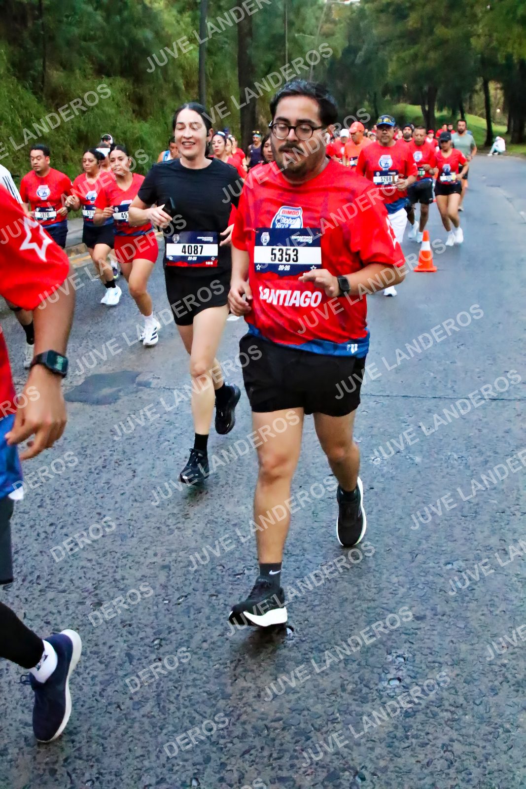 Foto de la CARRERA BIMBO GLOBAL RACE GUADALAJARA en Centro Comercial Andares, Blvd. Puerta de Hierro 4965, Zapopan a las 04:49 · dorsal 4087, 5353, 5268, 45