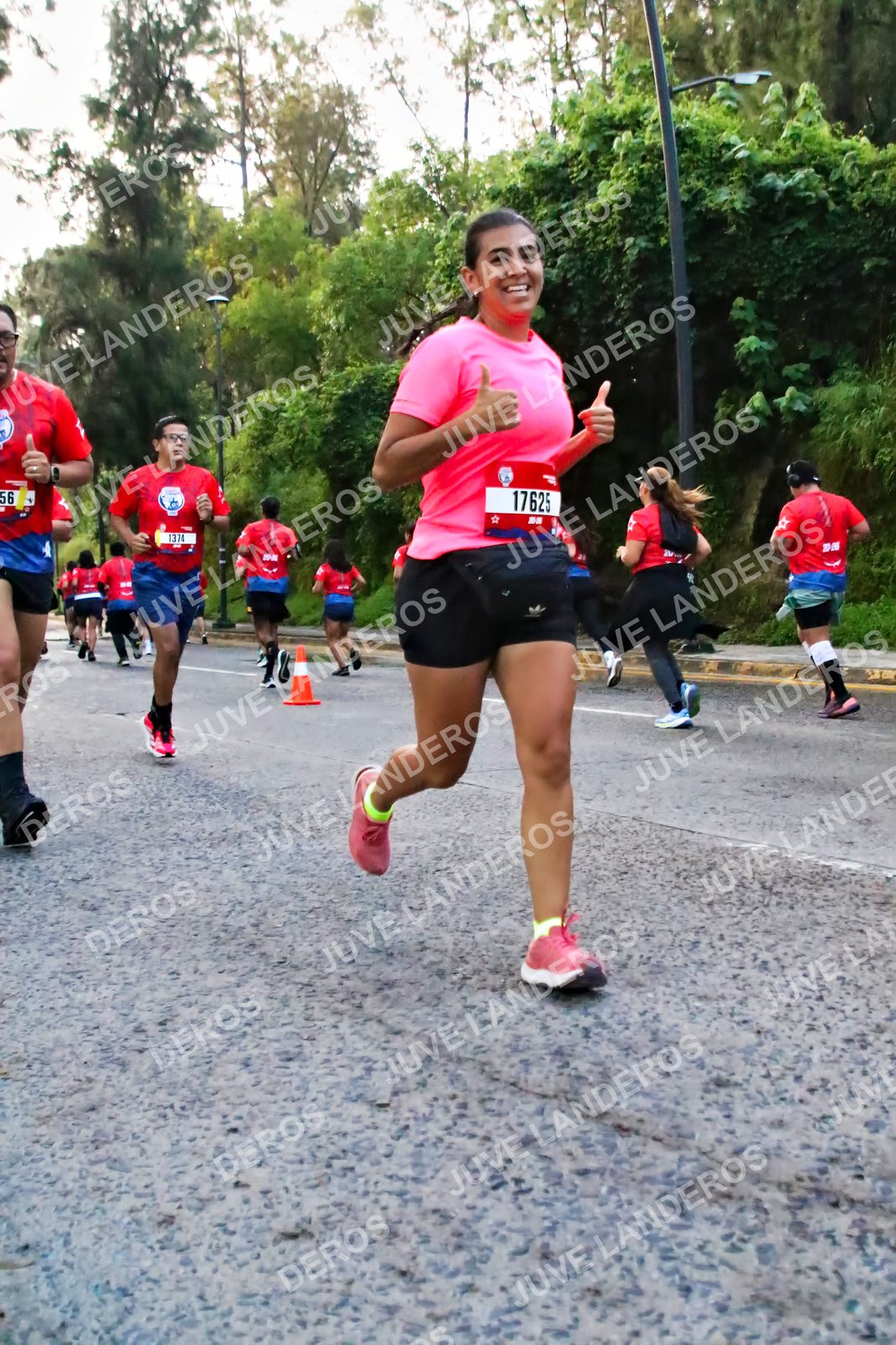 Foto de la CARRERA BIMBO GLOBAL RACE GUADALAJARA en Centro Comercial Andares, Blvd. Puerta de Hierro 4965, Zapopan a las 04:59 · dorsal 17625, 56, 1374
