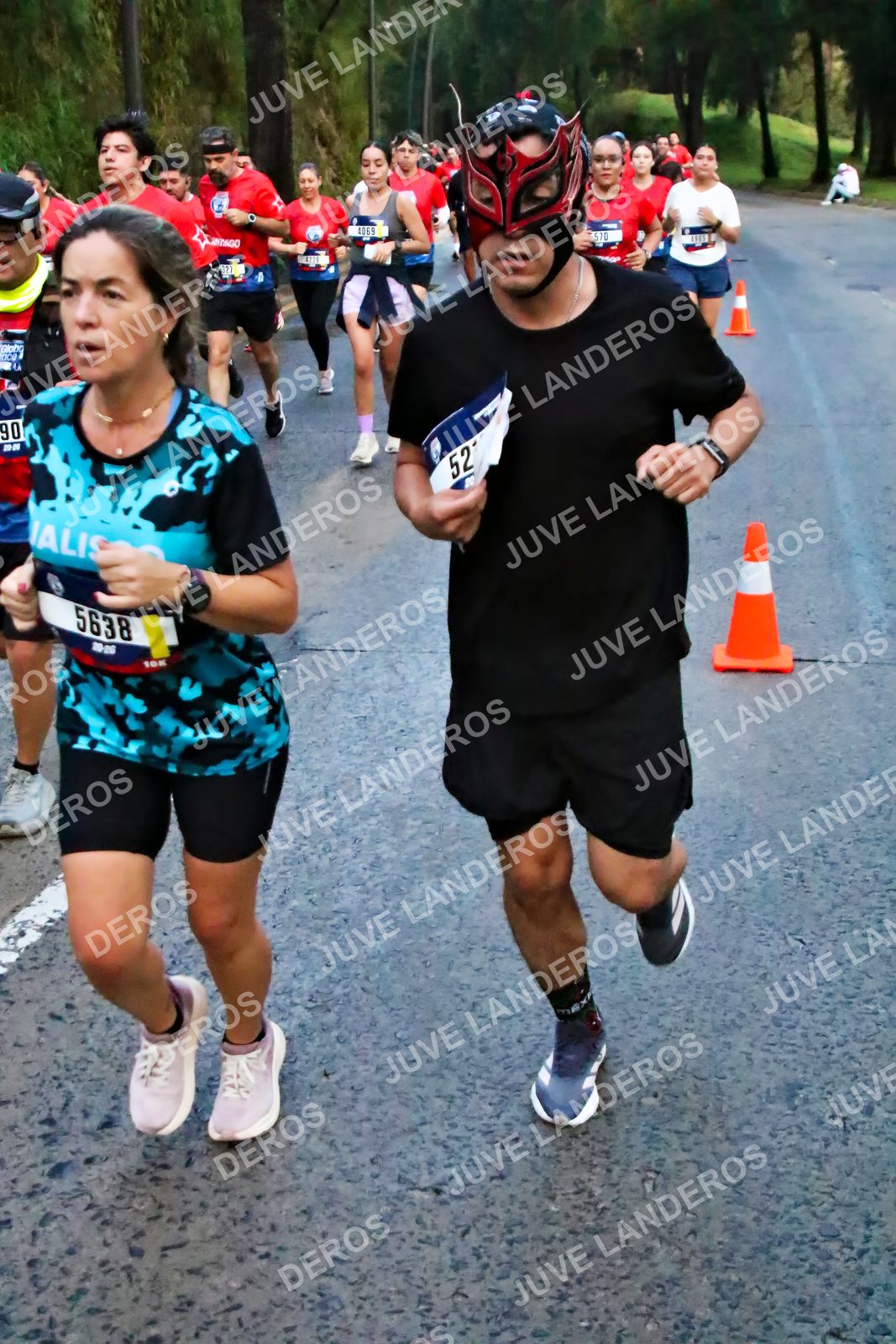 Foto de la CARRERA BIMBO GLOBAL RACE GUADALAJARA en Centro Comercial Andares, Blvd. Puerta de Hierro 4965, Zapopan a las 06:42 · dorsal 5638, 90, 52, 4069