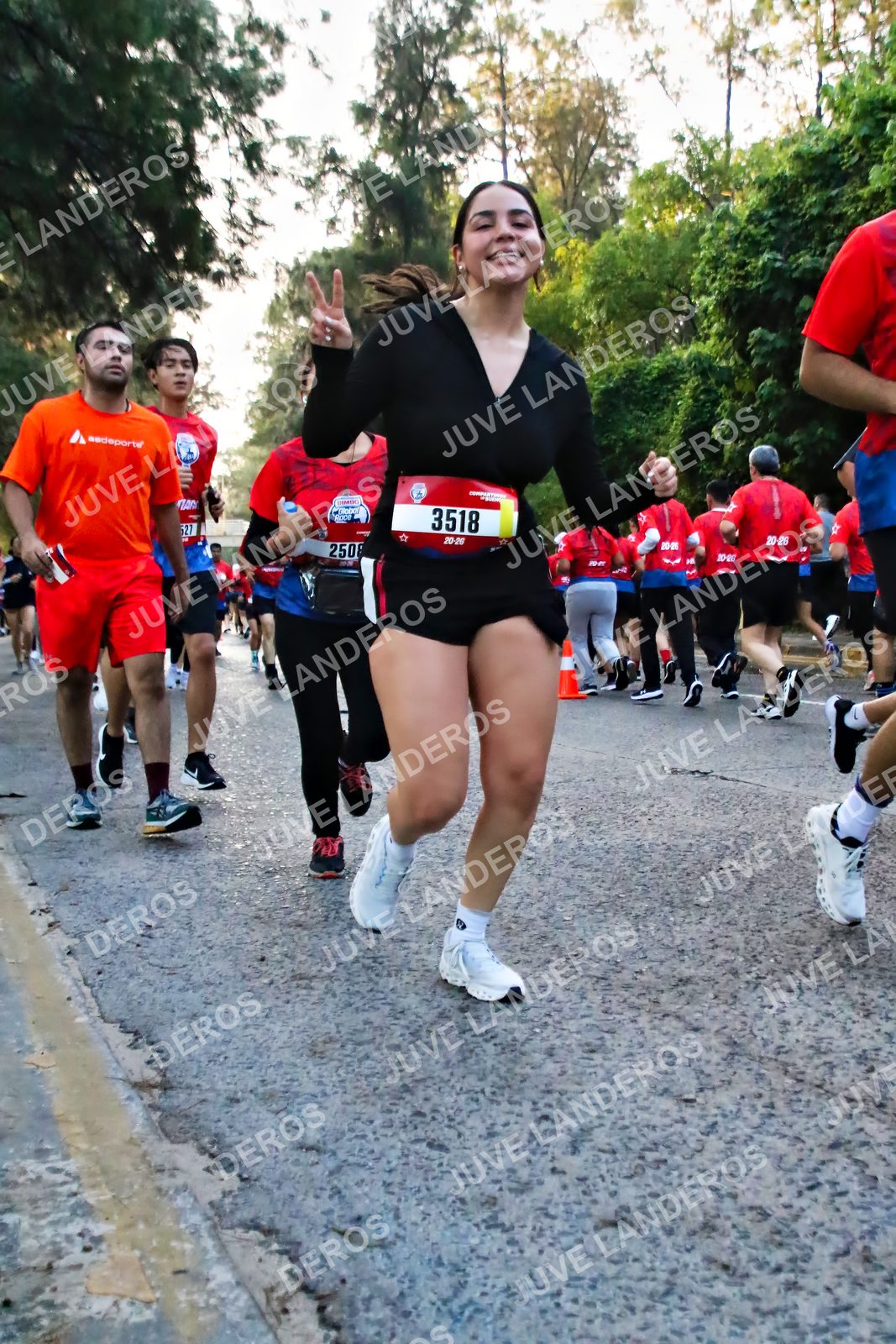 Foto de la CARRERA BIMBO GLOBAL RACE GUADALAJARA en Centro Comercial Andares, Blvd. Puerta de Hierro 4965, Zapopan a las 06:57 · dorsal 3518, 250, 527