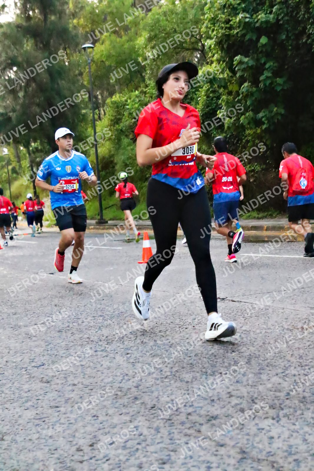 Foto de la CARRERA BIMBO GLOBAL RACE GUADALAJARA en Centro Comercial Andares, Blvd. Puerta de Hierro 4965, Zapopan a las 04:58 · dorsal 3098, 3254