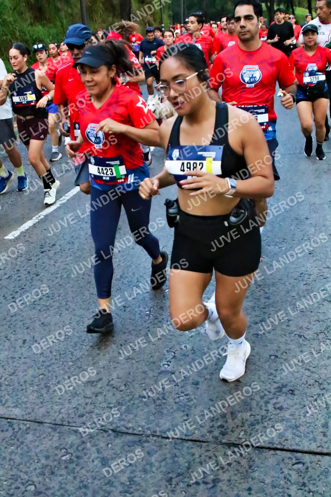 Foto de la CARRERA BIMBO GLOBAL RACE GUADALAJARA en Centro Comercial Andares, Blvd. Puerta de Hierro 4965, Zapopan a las 04:48 · dorsal 4423, 5298, 4982