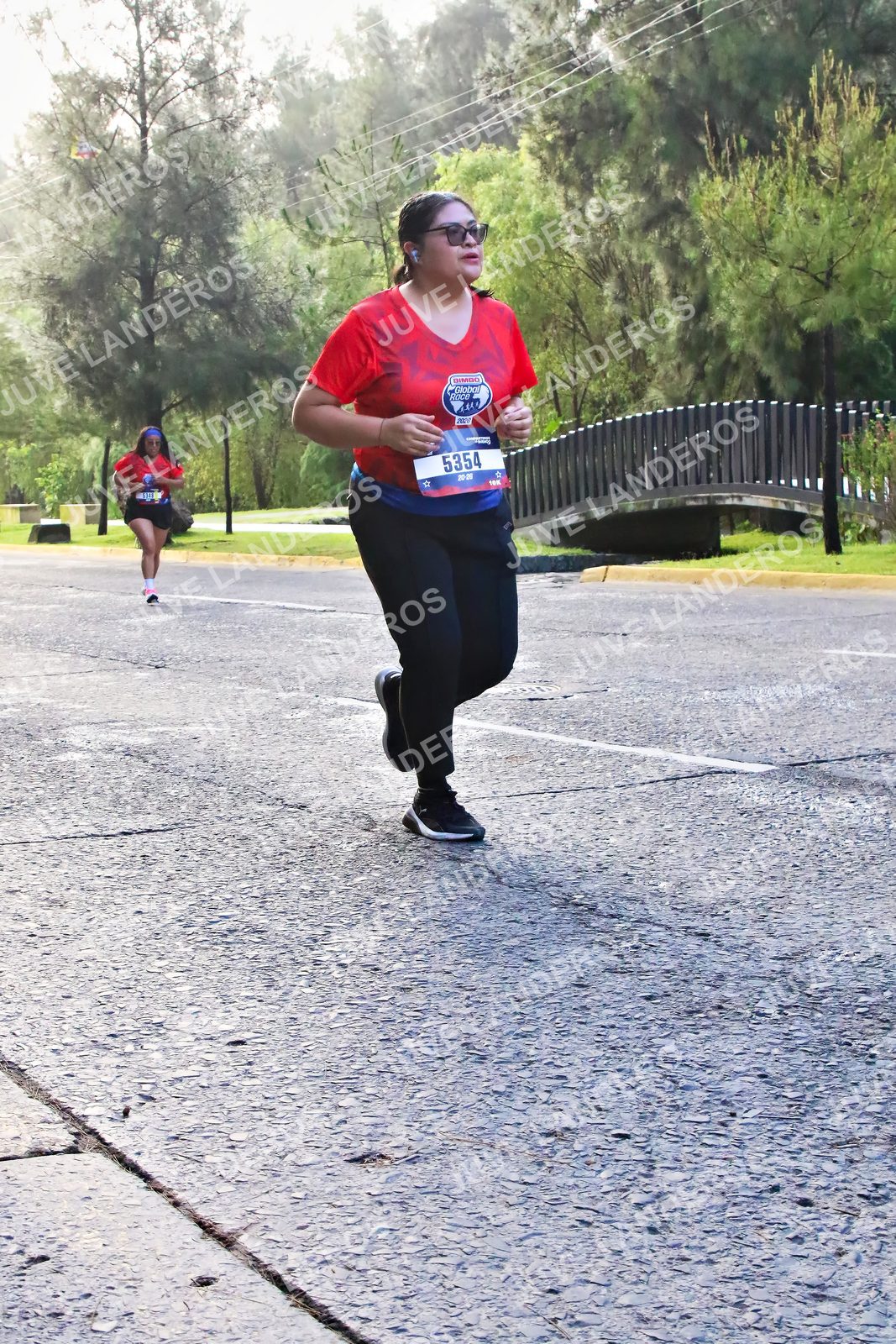 Foto de la CARRERA BIMBO GLOBAL RACE GUADALAJARA en Centro Comercial Andares, Blvd. Puerta de Hierro 4965, Zapopan a las 07:43 · dorsal 5354
