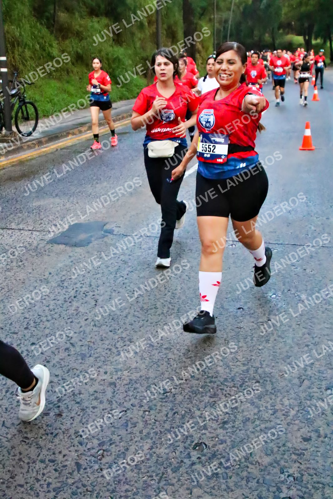 Foto de la CARRERA BIMBO GLOBAL RACE GUADALAJARA en Centro Comercial Andares, Blvd. Puerta de Hierro 4965, Zapopan a las 04:49 · dorsal 5552