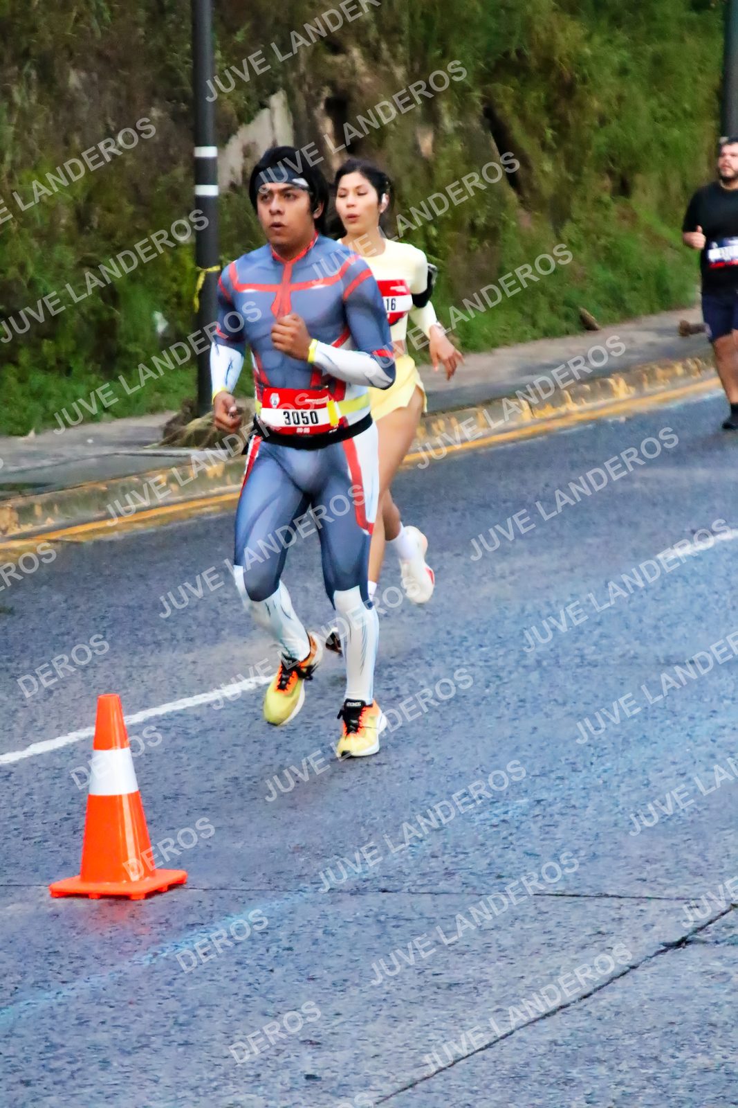 Foto de la CARRERA BIMBO GLOBAL RACE GUADALAJARA en Centro Comercial Andares, Blvd. Puerta de Hierro 4965, Zapopan a las 04:55 · dorsal 3050, 16