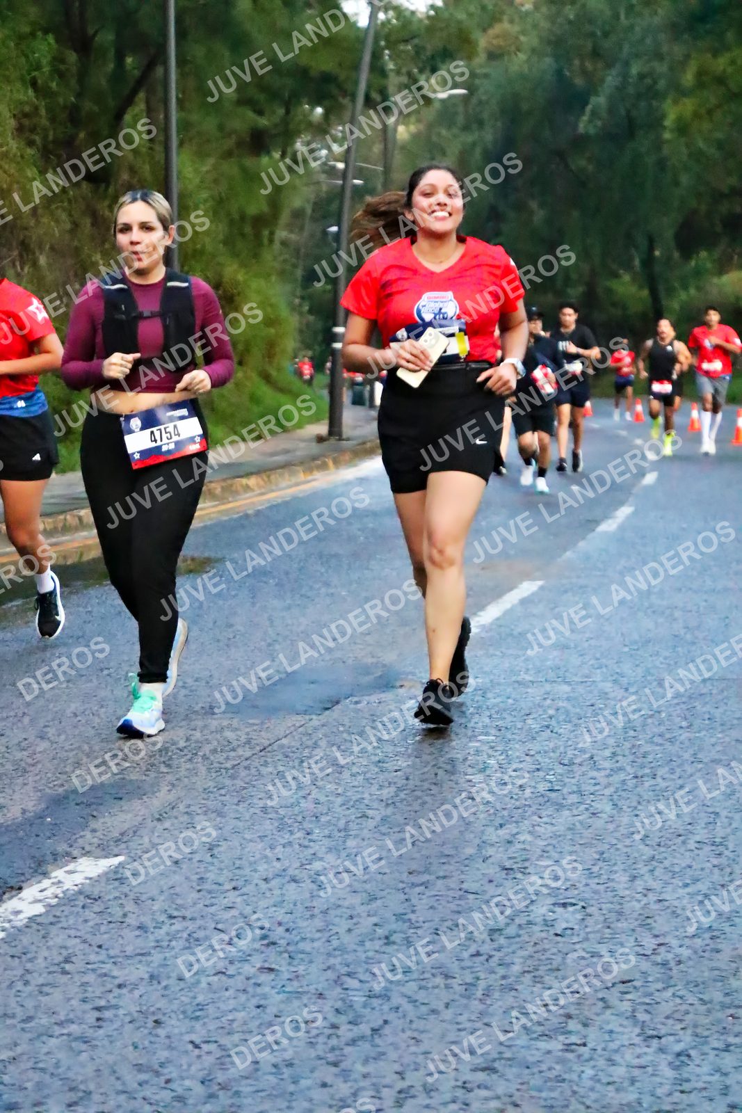 Foto de la CARRERA BIMBO GLOBAL RACE GUADALAJARA en Centro Comercial Andares, Blvd. Puerta de Hierro 4965, Zapopan a las 04:53 · dorsal 4754