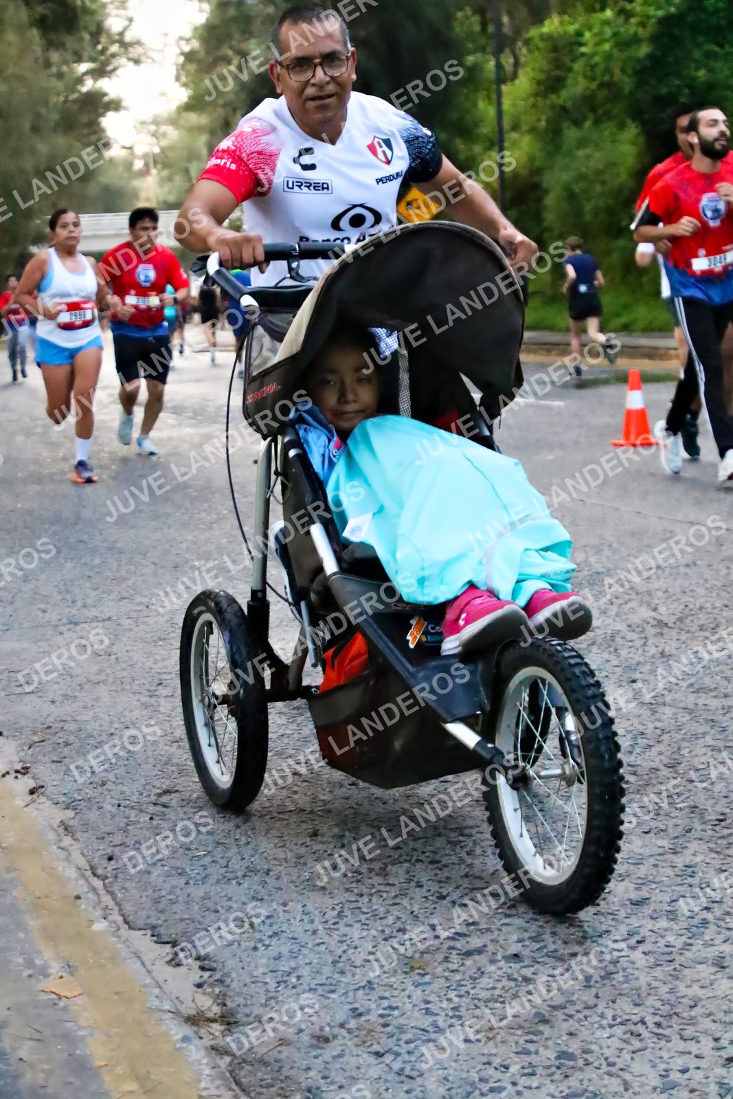 Foto de la CARRERA BIMBO GLOBAL RACE GUADALAJARA en Centro Comercial Andares, Blvd. Puerta de Hierro 4965, Zapopan a las 04:58
