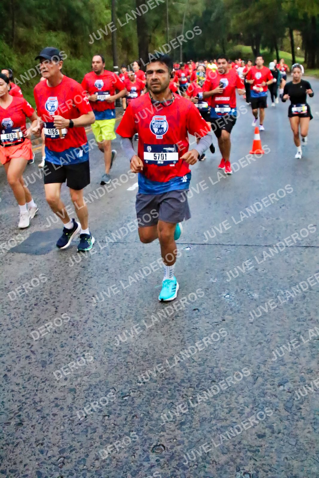 Foto de la CARRERA BIMBO GLOBAL RACE GUADALAJARA en Centro Comercial Andares, Blvd. Puerta de Hierro 4965, Zapopan a las 04:49 · dorsal 5701, 4766, 4680