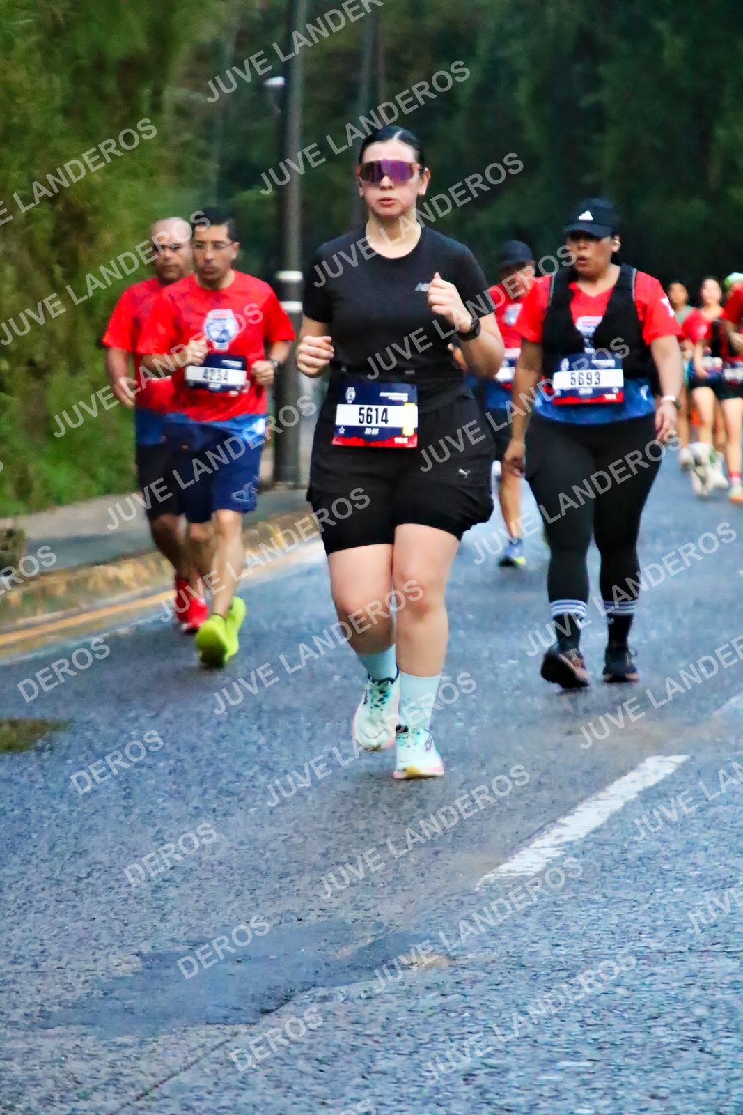 Foto de la CARRERA BIMBO GLOBAL RACE GUADALAJARA en Centro Comercial Andares, Blvd. Puerta de Hierro 4965, Zapopan a las 04:53 · dorsal 5614, 5693, 4234