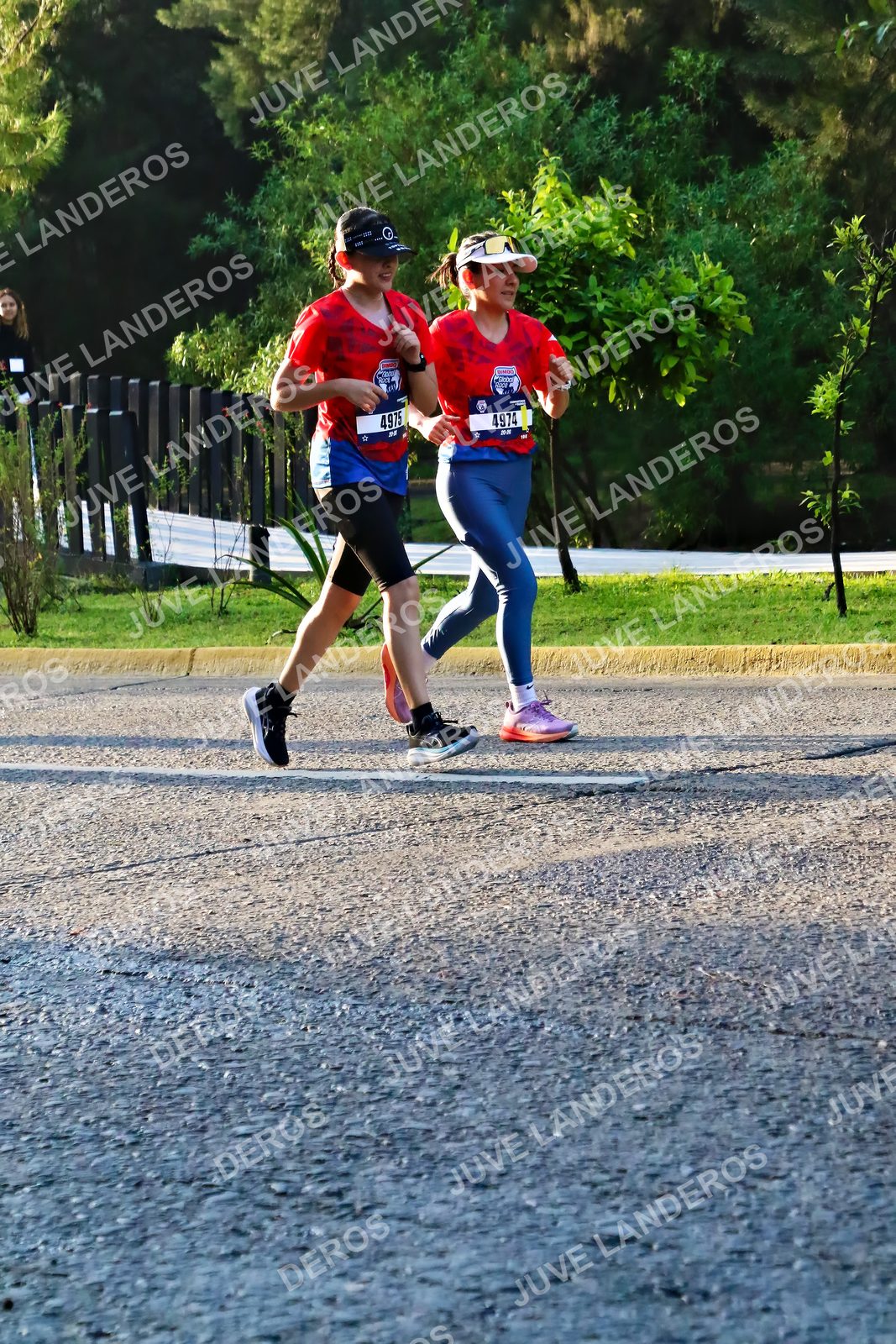 Foto de la CARRERA BIMBO GLOBAL RACE GUADALAJARA en Centro Comercial Andares, Blvd. Puerta de Hierro 4965, Zapopan a las 07:33 · dorsal 4974, 4975