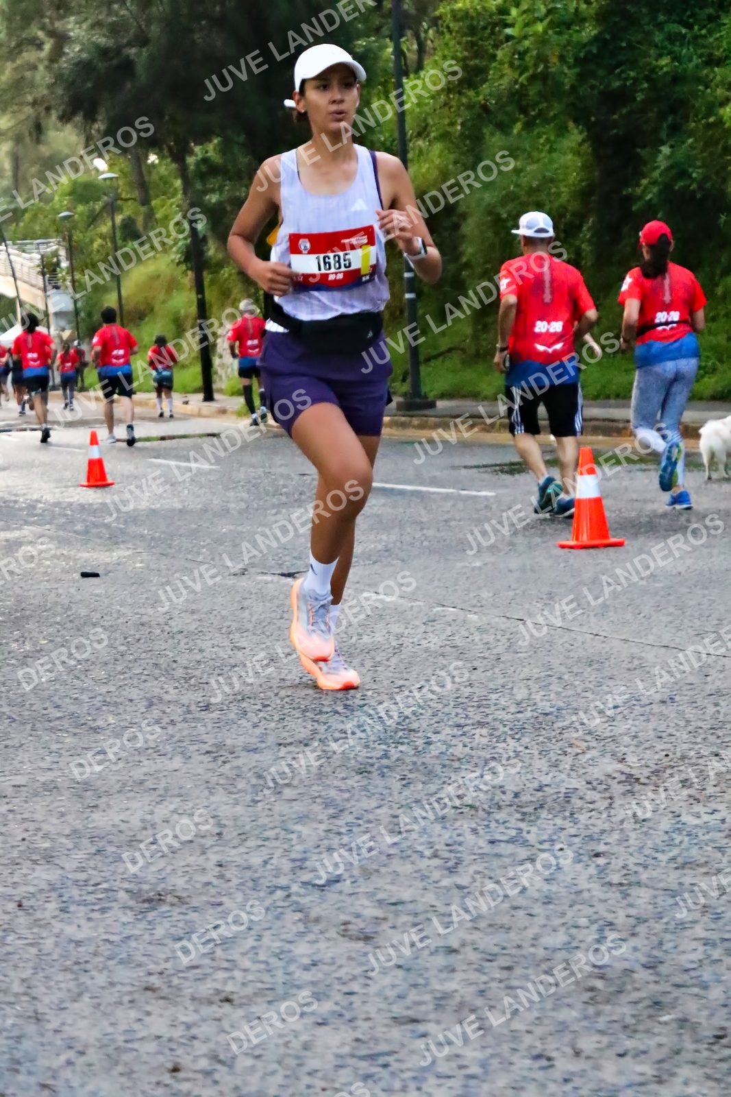Foto de la CARRERA BIMBO GLOBAL RACE GUADALAJARA en Centro Comercial Andares, Blvd. Puerta de Hierro 4965, Zapopan a las 04:57 · dorsal 1685