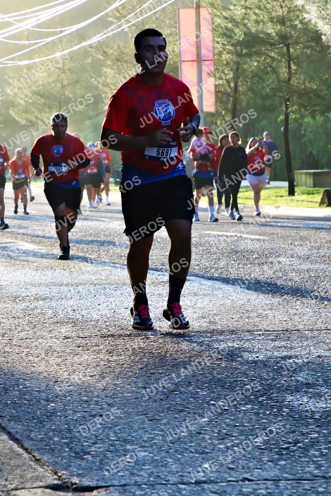 Foto de la CARRERA BIMBO GLOBAL RACE GUADALAJARA en Centro Comercial Andares, Blvd. Puerta de Hierro 4965, Zapopan a las 07:23 · dorsal 5697, 5567, 2020