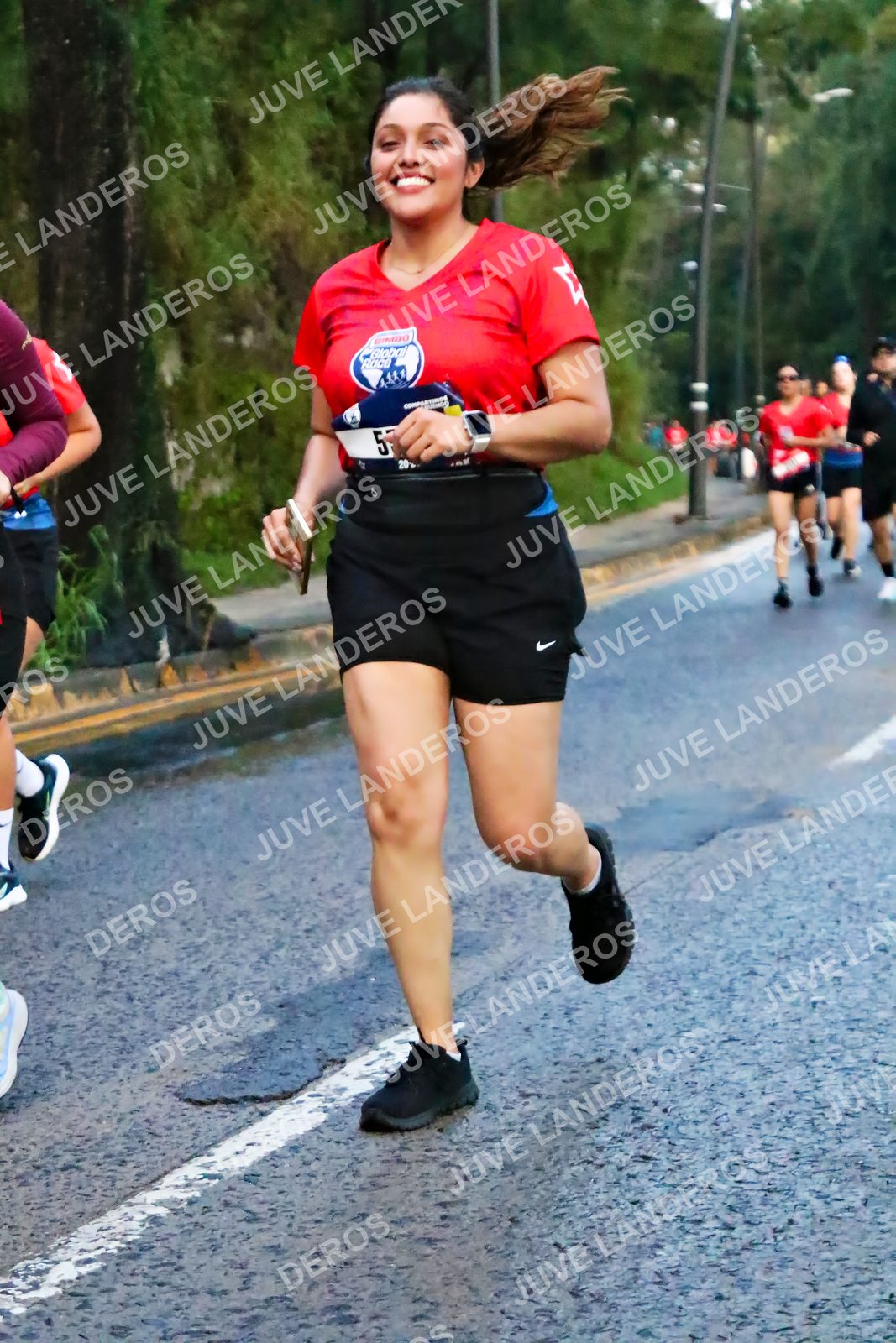 Foto de la CARRERA BIMBO GLOBAL RACE GUADALAJARA en Centro Comercial Andares, Blvd. Puerta de Hierro 4965, Zapopan a las 04:53 · dorsal 20