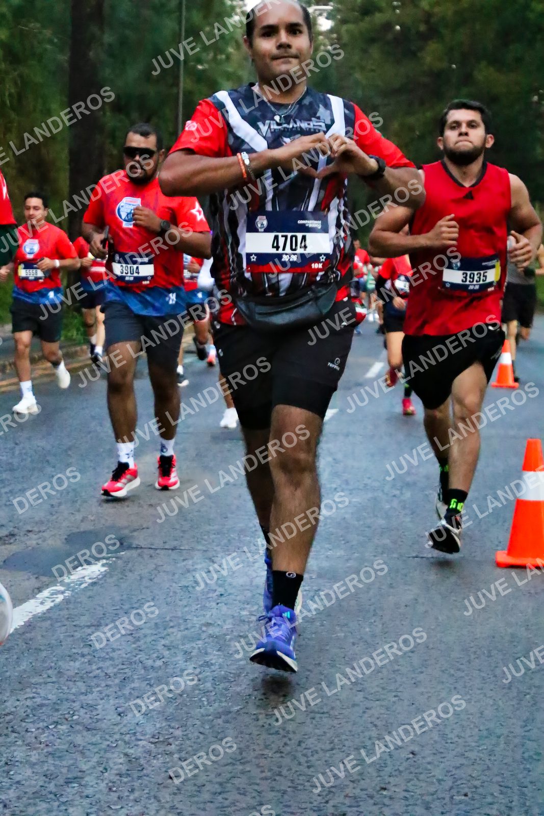 Foto de la CARRERA BIMBO GLOBAL RACE GUADALAJARA en Centro Comercial Andares, Blvd. Puerta de Hierro 4965, Zapopan a las 06:40 · dorsal 4704, 3904, 3935