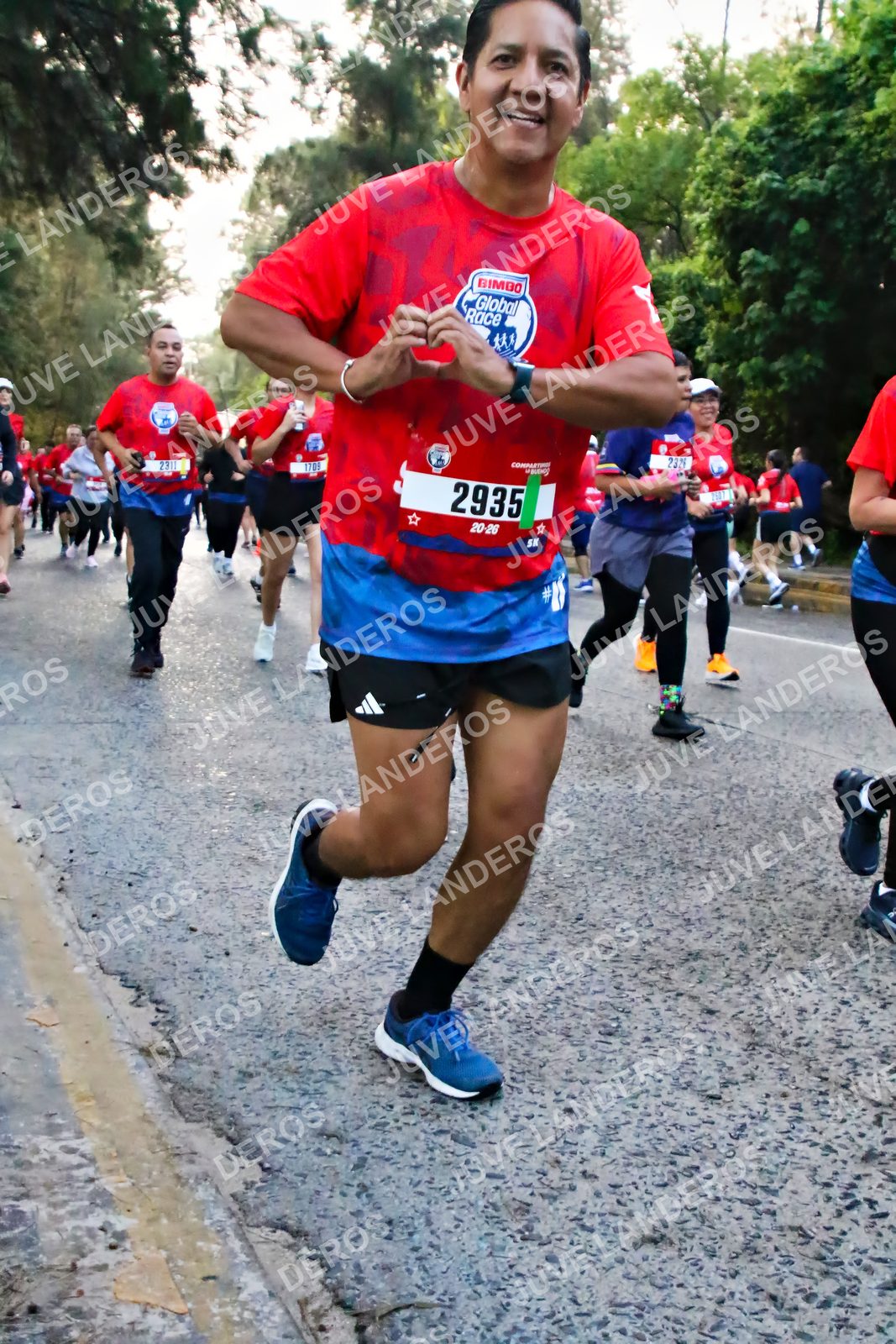 Foto de la CARRERA BIMBO GLOBAL RACE GUADALAJARA en Centro Comercial Andares, Blvd. Puerta de Hierro 4965, Zapopan a las 07:01 · dorsal 2935, 2311