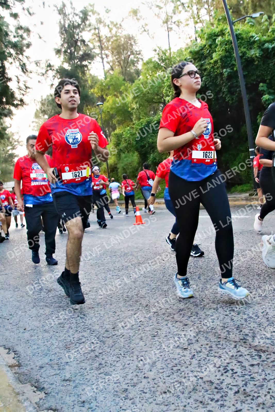 Foto de la CARRERA BIMBO GLOBAL RACE GUADALAJARA en Centro Comercial Andares, Blvd. Puerta de Hierro 4965, Zapopan a las 07:04 · dorsal 1622, 1621, 3399