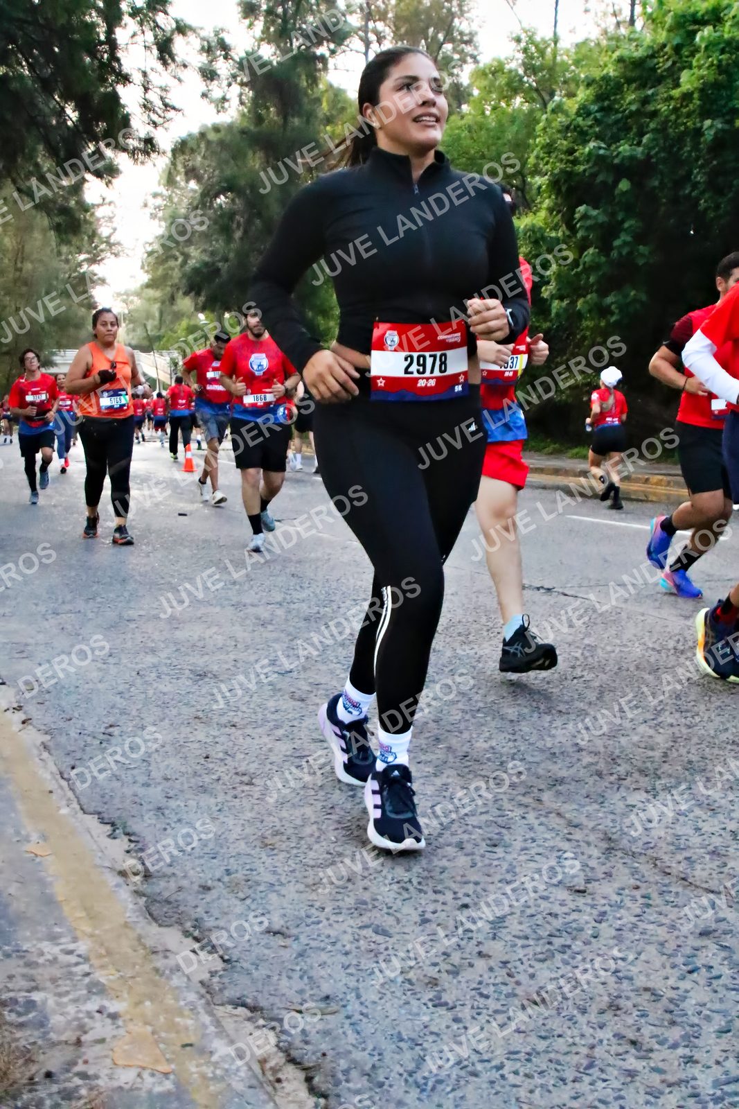 Foto de la CARRERA BIMBO GLOBAL RACE GUADALAJARA en Centro Comercial Andares, Blvd. Puerta de Hierro 4965, Zapopan a las 04:58 · dorsal 2978, 1868, 37
