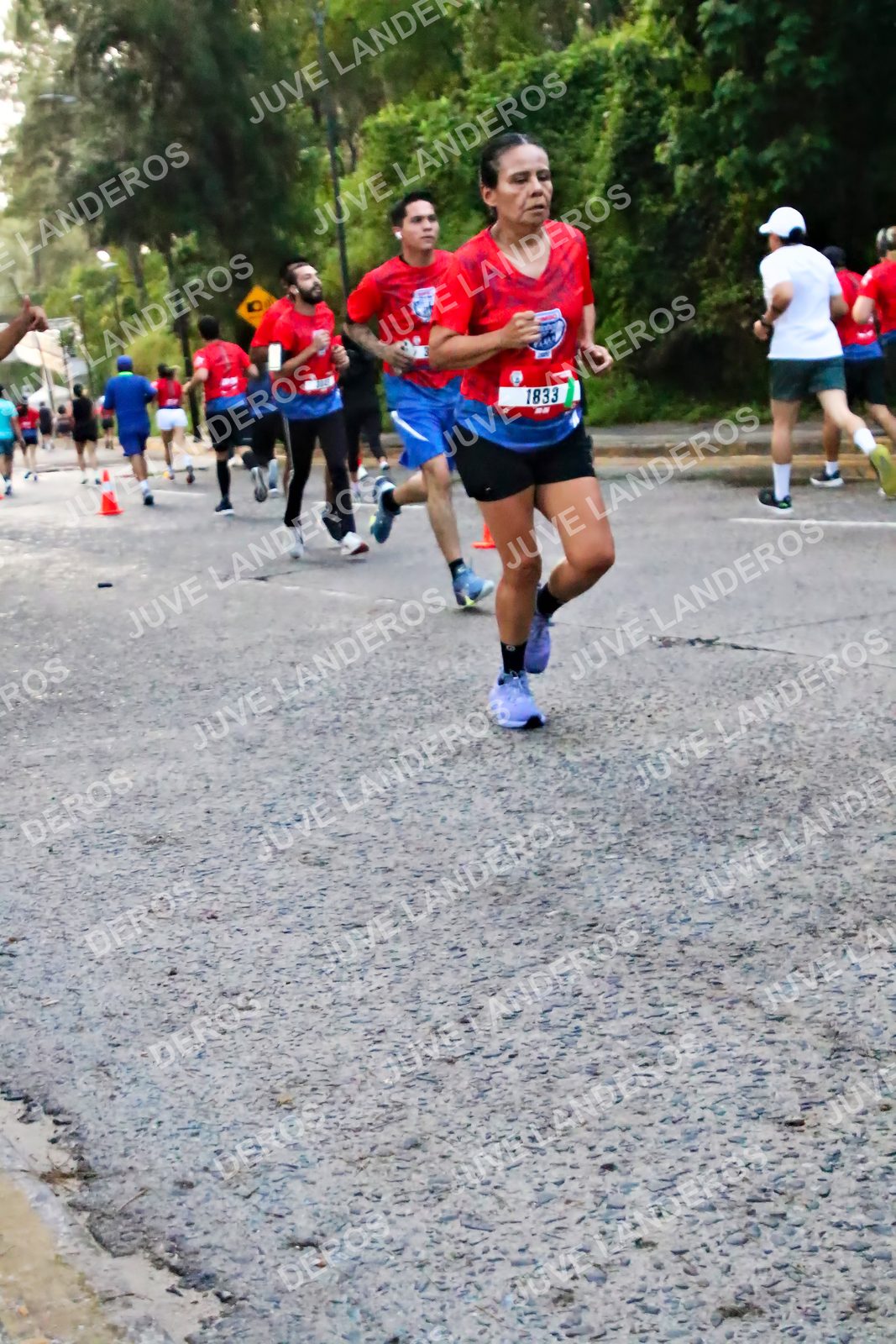 Foto de la CARRERA BIMBO GLOBAL RACE GUADALAJARA en Centro Comercial Andares, Blvd. Puerta de Hierro 4965, Zapopan a las 04:58 · dorsal 1833