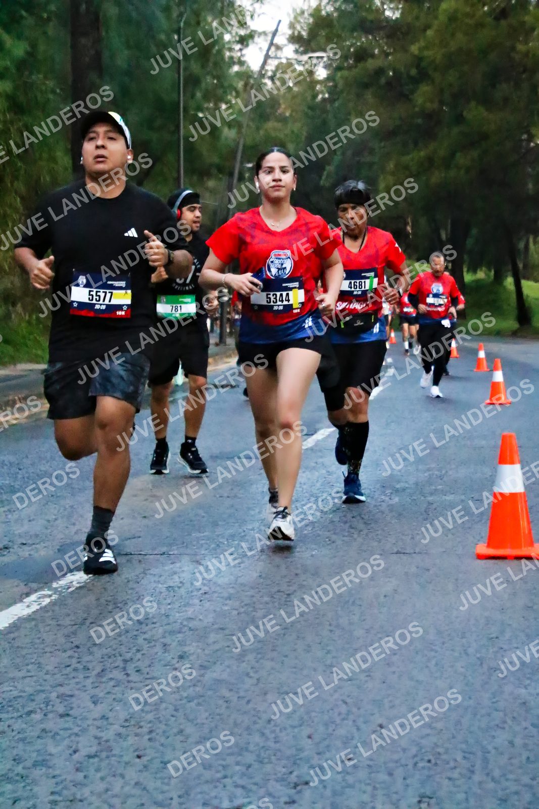 Foto de la CARRERA BIMBO GLOBAL RACE GUADALAJARA en Centro Comercial Andares, Blvd. Puerta de Hierro 4965, Zapopan a las 06:39 · dorsal 781, 5344, 5577, 4681