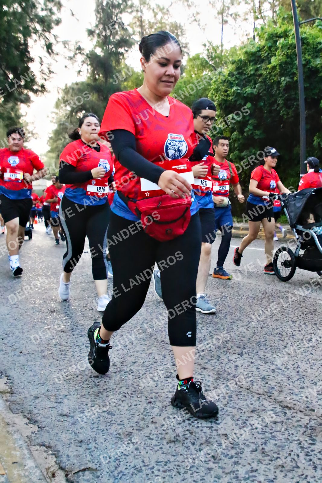 Foto de la CARRERA BIMBO GLOBAL RACE GUADALAJARA en Centro Comercial Andares, Blvd. Puerta de Hierro 4965, Zapopan a las 07:02 · dorsal 1810, 1811, 3615, 232