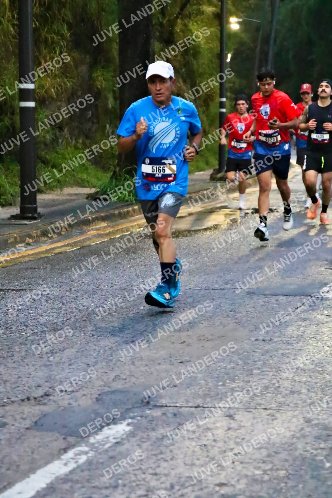 Foto de la CARRERA BIMBO GLOBAL RACE GUADALAJARA en Centro Comercial Andares, Blvd. Puerta de Hierro 4965, Zapopan a las 06:38 · dorsal 5166, 4435, 4620