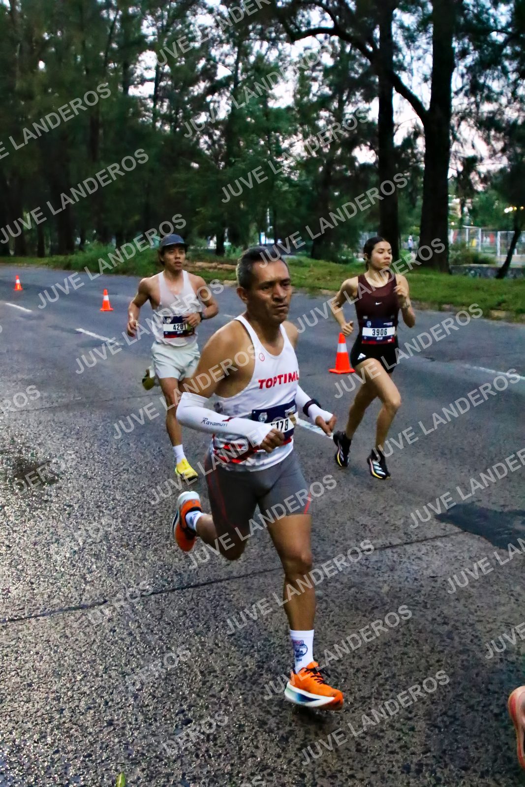 Foto de la CARRERA BIMBO GLOBAL RACE GUADALAJARA en Centro Comercial Andares, Blvd. Puerta de Hierro 4965, Zapopan a las 06:35 · dorsal 3906, 178, 4201