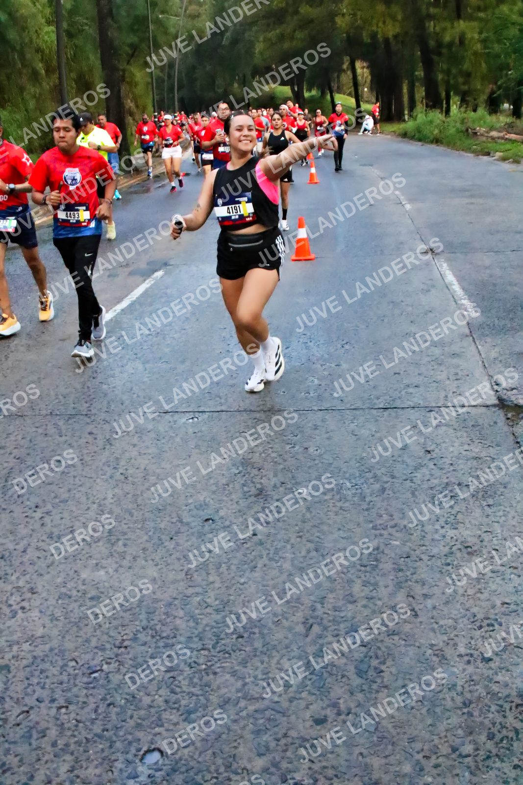 Foto de la CARRERA BIMBO GLOBAL RACE GUADALAJARA en Centro Comercial Andares, Blvd. Puerta de Hierro 4965, Zapopan a las 04:49 · dorsal 4191, 4493