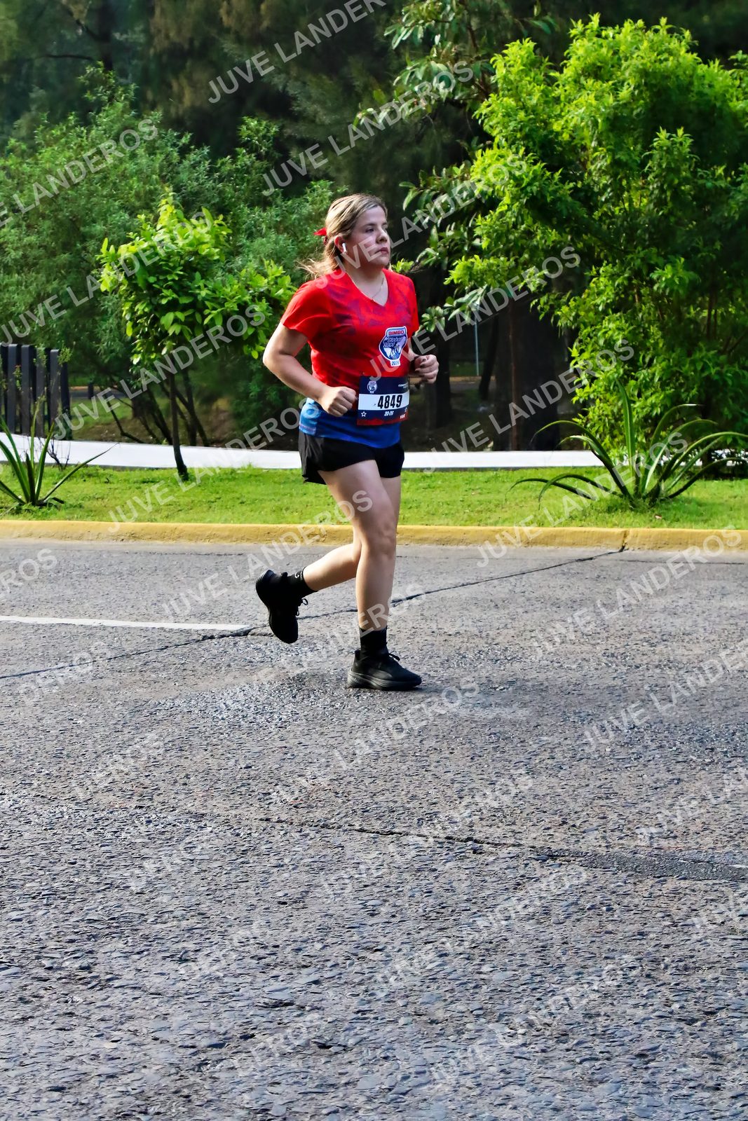 Foto de la CARRERA BIMBO GLOBAL RACE GUADALAJARA en Centro Comercial Andares, Blvd. Puerta de Hierro 4965, Zapopan a las 07:44 · dorsal 4849