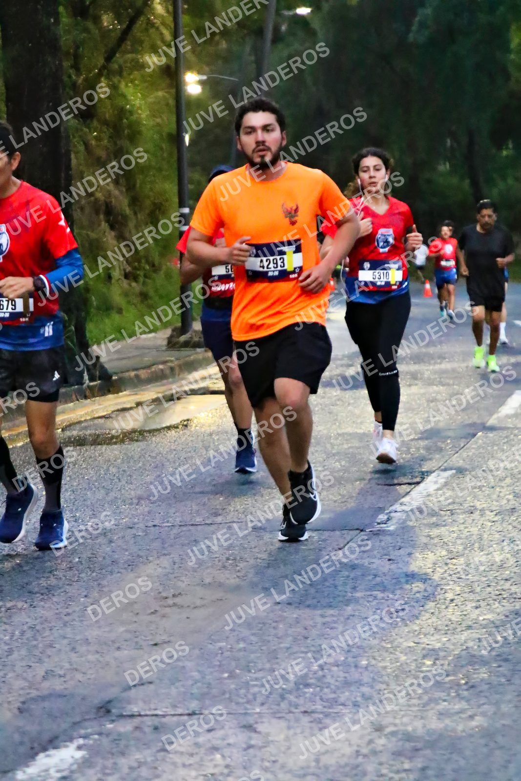 Foto de la CARRERA BIMBO GLOBAL RACE GUADALAJARA en Centro Comercial Andares, Blvd. Puerta de Hierro 4965, Zapopan a las 06:38 · dorsal 5310, 4293, 679