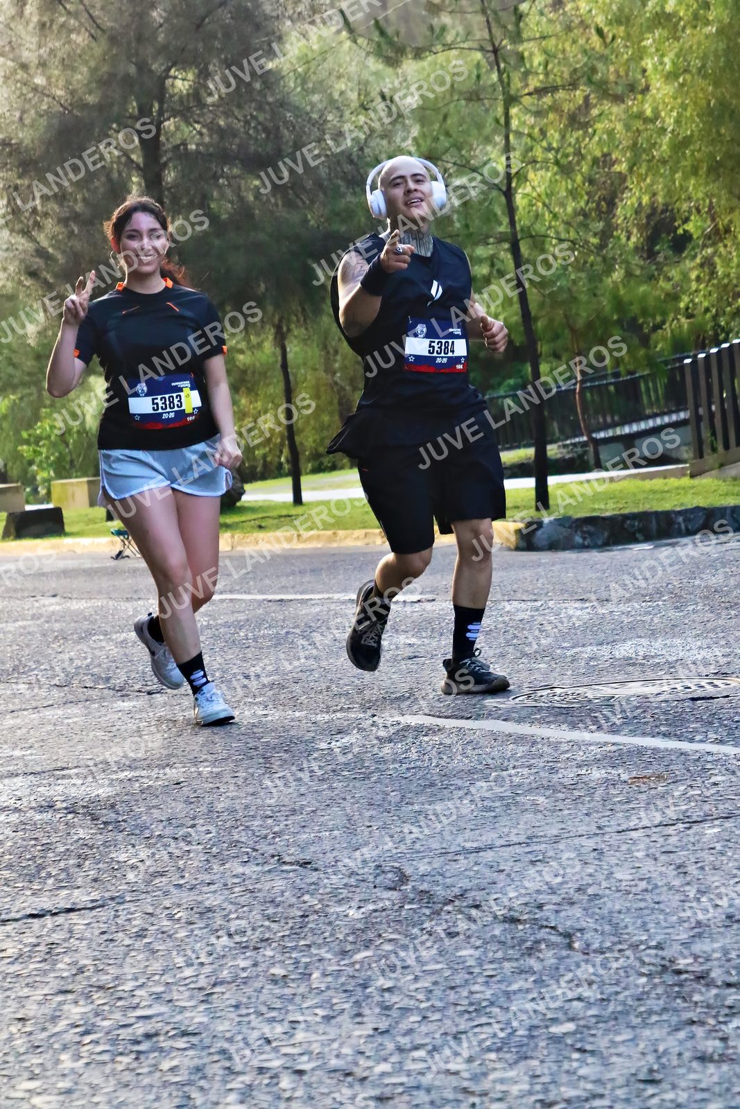 Foto de la CARRERA BIMBO GLOBAL RACE GUADALAJARA en Centro Comercial Andares, Blvd. Puerta de Hierro 4965, Zapopan a las 07:37 · dorsal 5384, 5383