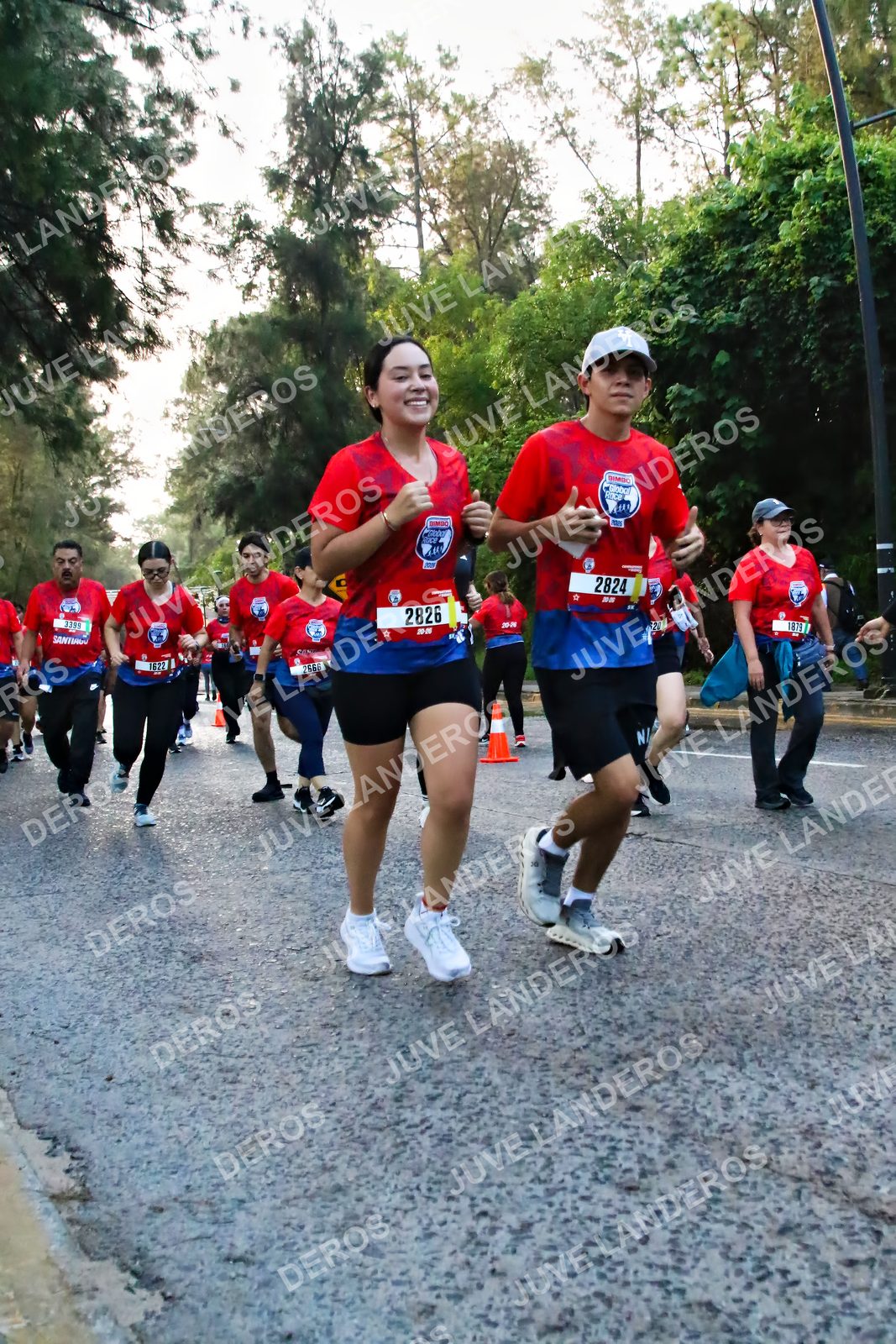 Foto de la CARRERA BIMBO GLOBAL RACE GUADALAJARA en Centro Comercial Andares, Blvd. Puerta de Hierro 4965, Zapopan a las 07:04 · dorsal 2826, 2824, 1622, 3399