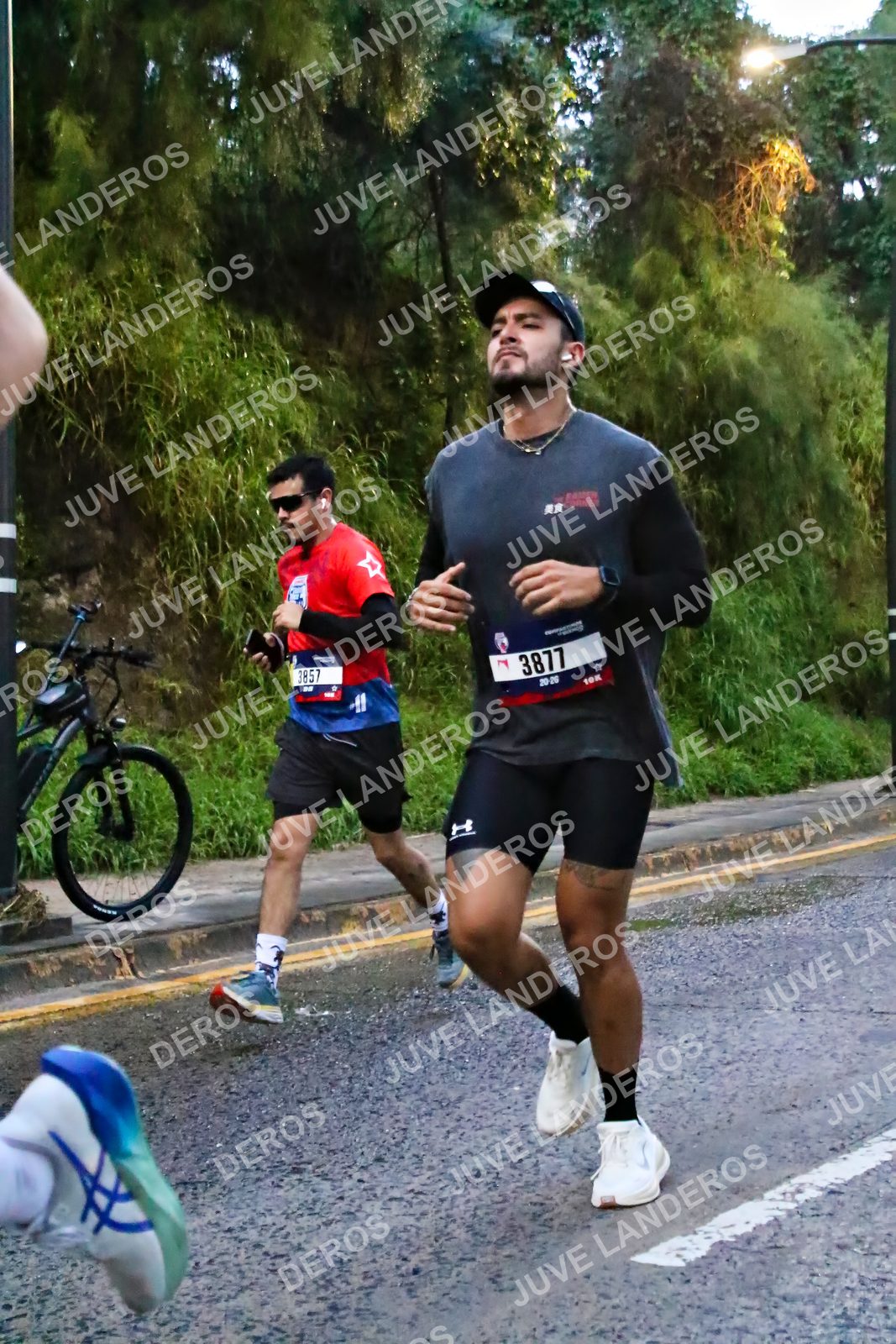 Foto de la CARRERA BIMBO GLOBAL RACE GUADALAJARA en Centro Comercial Andares, Blvd. Puerta de Hierro 4965, Zapopan a las 06:39 · dorsal 3877, 3857