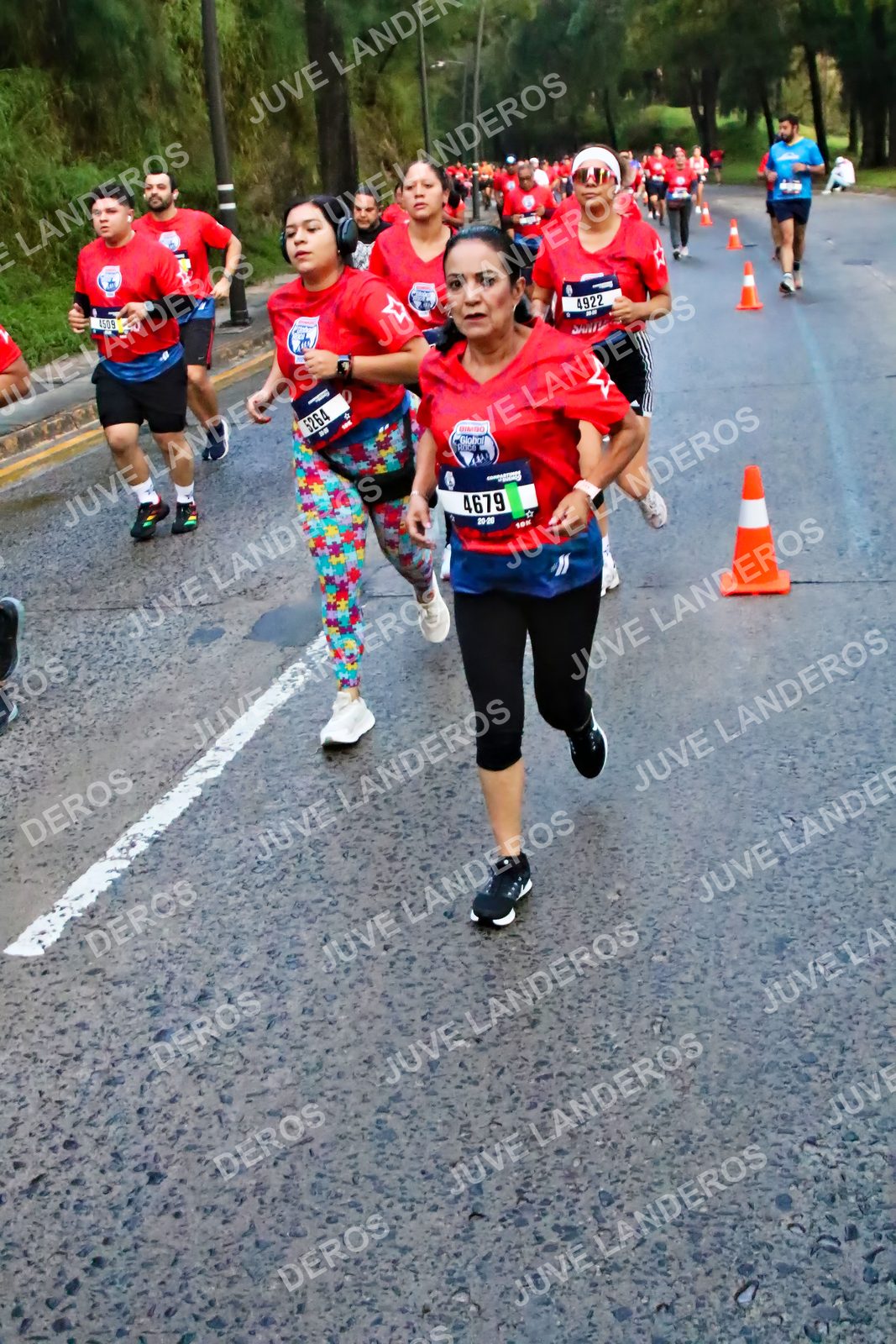 Foto de la CARRERA BIMBO GLOBAL RACE GUADALAJARA en Centro Comercial Andares, Blvd. Puerta de Hierro 4965, Zapopan a las 04:50 · dorsal 4679, 4922, 4509, 5264
