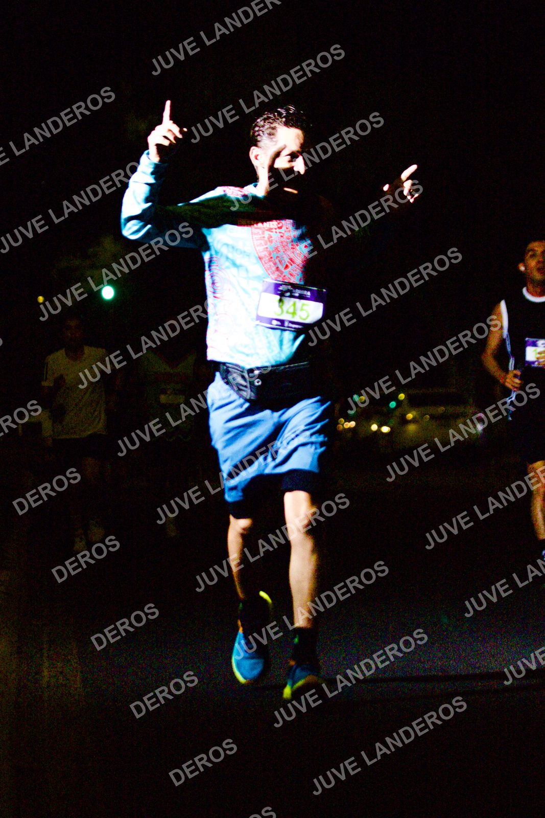 Foto de la Carrera Neón 2026 (Serial Corramos Zapopan) en Parque de las Niñas y los Niños, Blvd. Panamericano 430, Zapopan a las 20:10 · dorsal 345