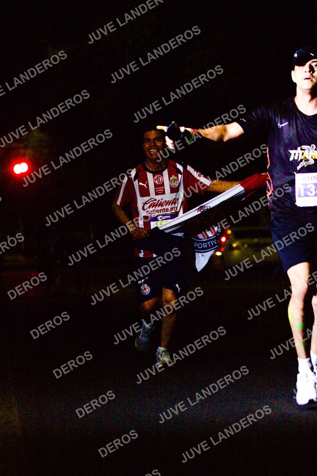 Foto de la Carrera Neón 2026 (Serial Corramos Zapopan) en Parque de las Niñas y los Niños, Blvd. Panamericano 430, Zapopan a las 20:09 · dorsal 13, 15