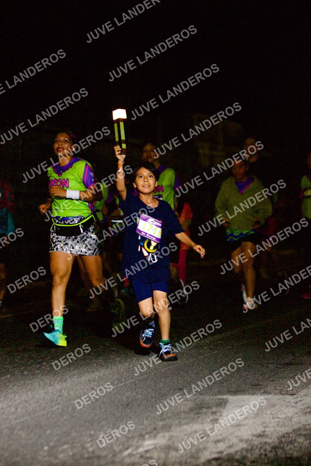 Foto de la Carrera Neón 2026 (Serial Corramos Zapopan) en Parque de las Niñas y los Niños, Blvd. Panamericano 430, Zapopan a las 20:31 · dorsal 1718